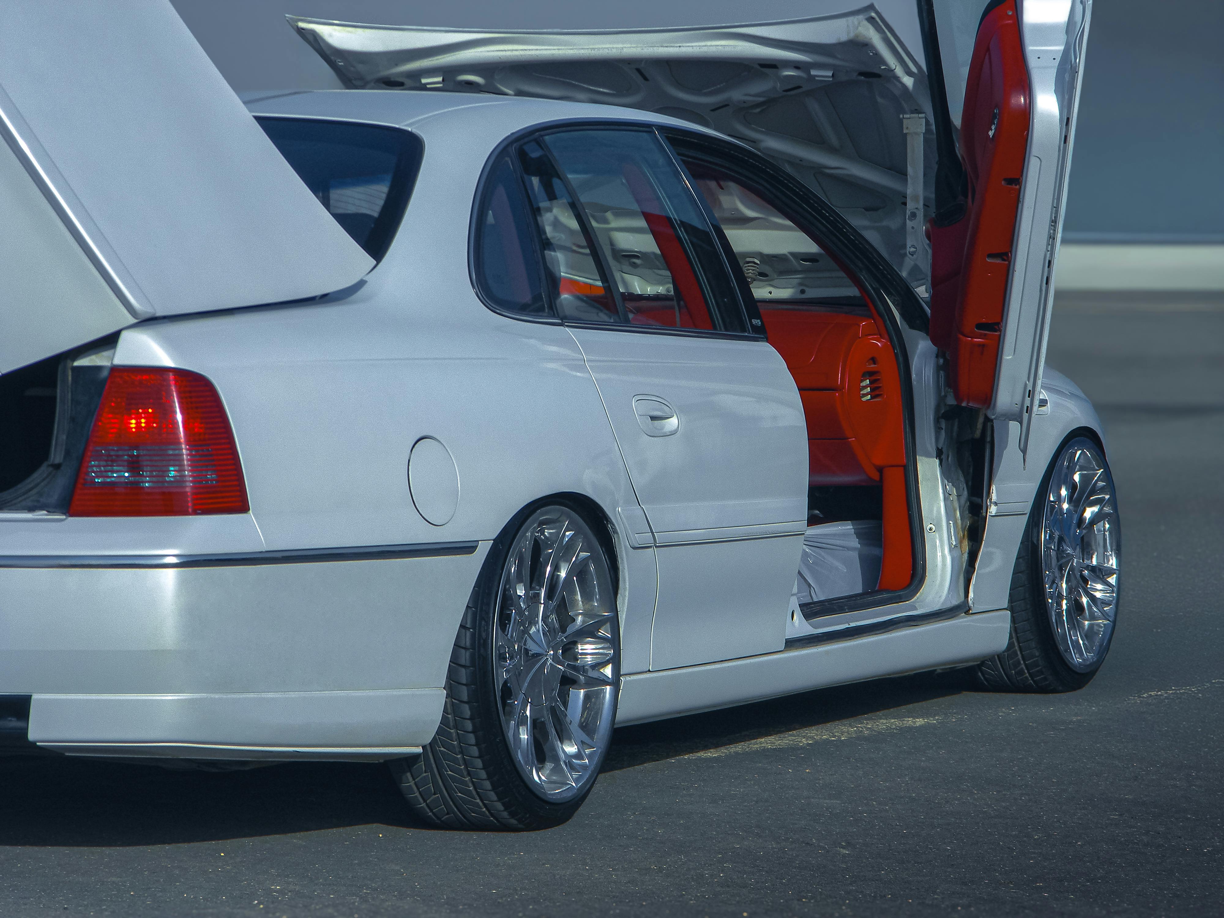 Voiture de luxe sur l'île