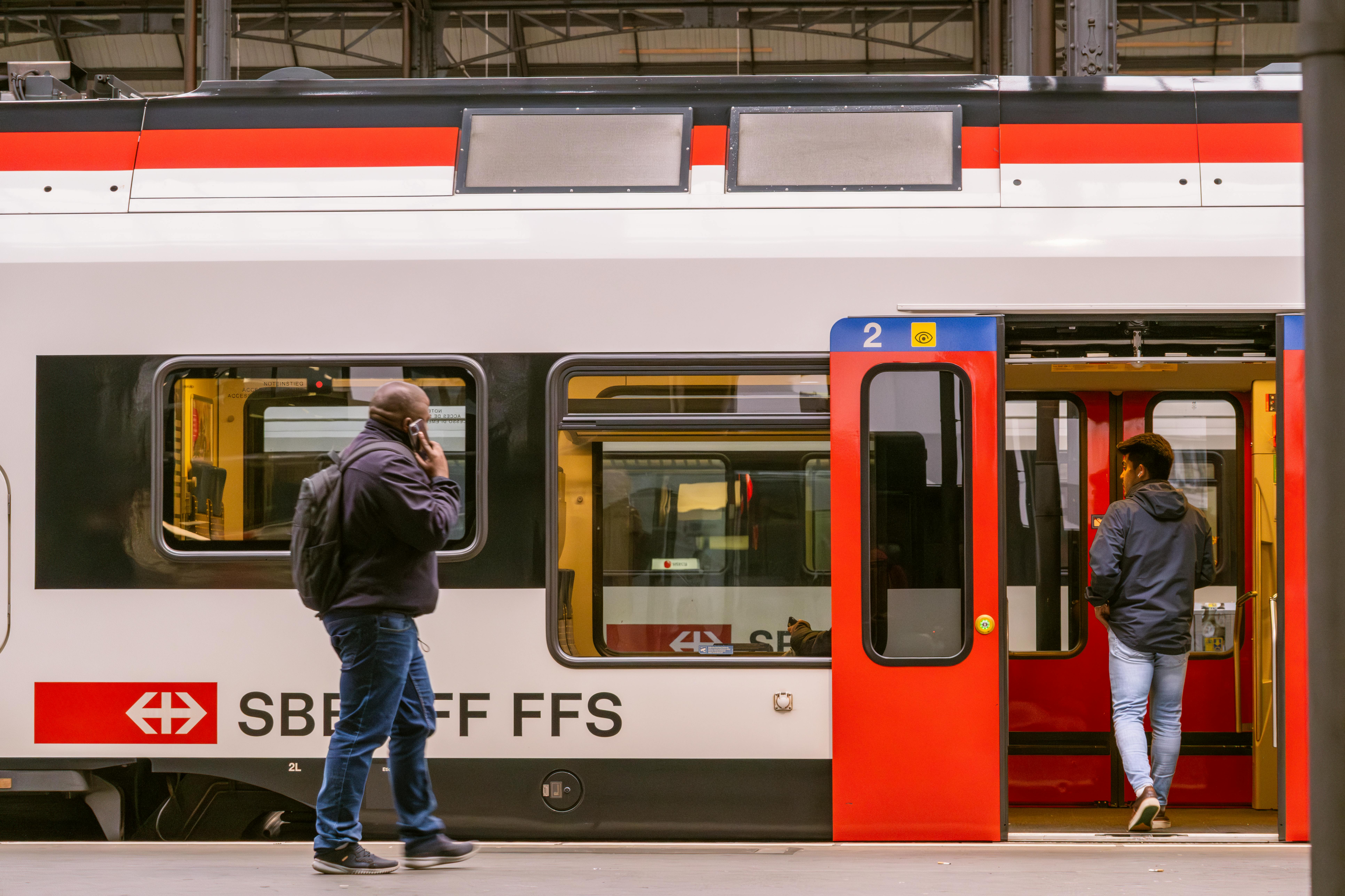 best general travel card — Photo by Shamba Datta on Pexels