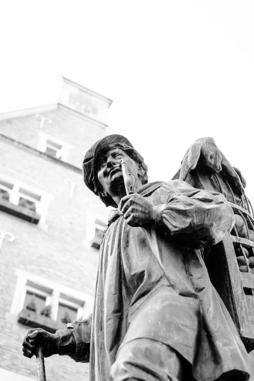 Free A black and white photo of a historic statue against a building. Stock Photo