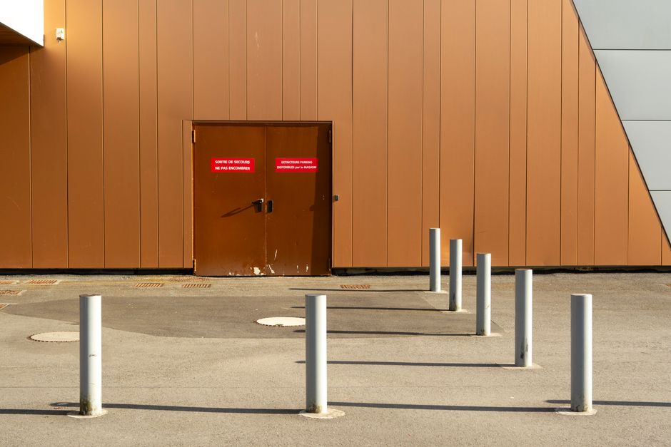 Heavy-duty security barriers and bollards at airport terminals Heavy-duty security barriers and bollards at airport terminals