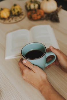 宁静的秋季早晨，一杯咖啡，一本打开的书