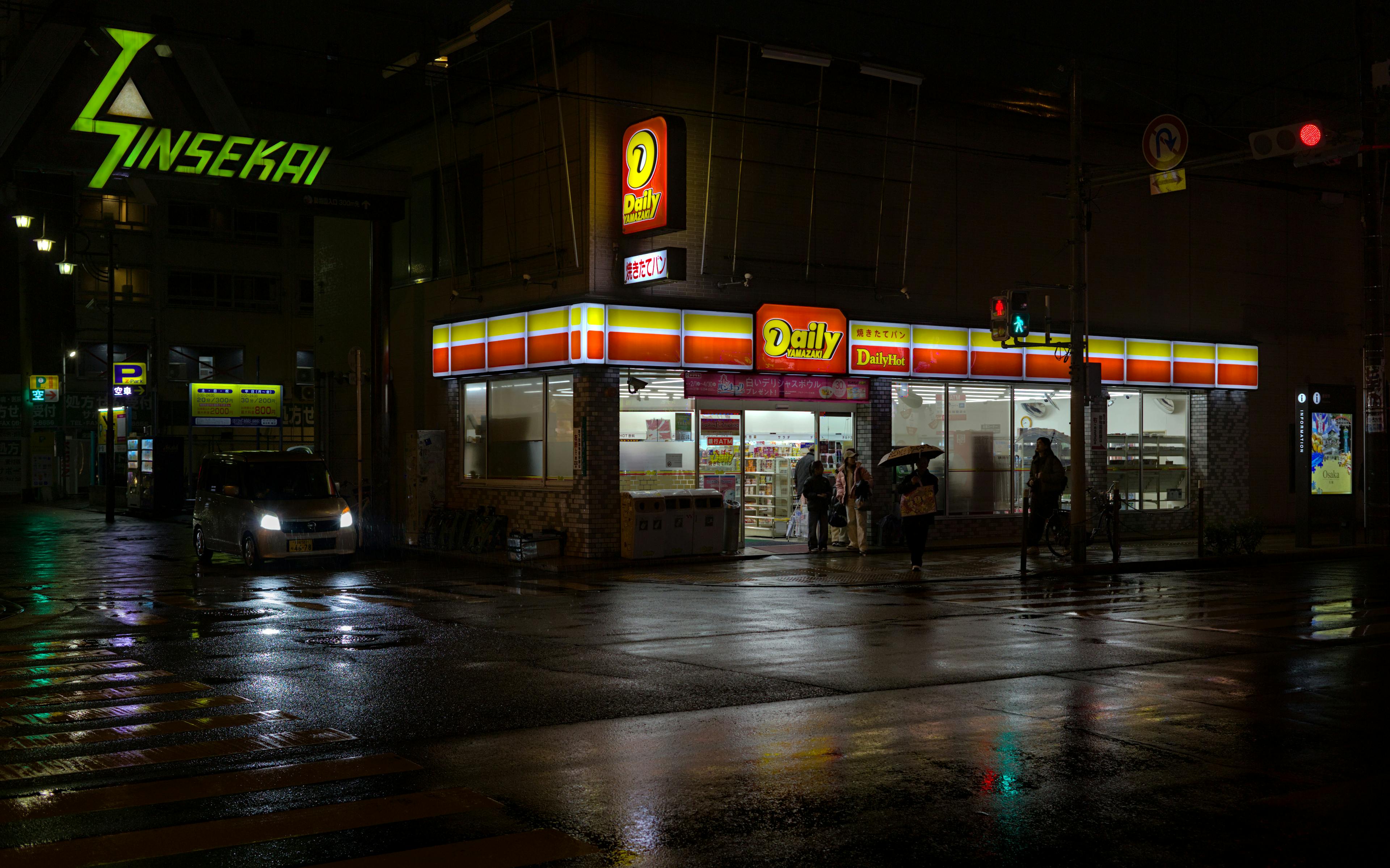 Gratuit Vue nocturne d'un dépanneur Daily Yamazaki à Shinsekai, Osaka, Japon. Photos
