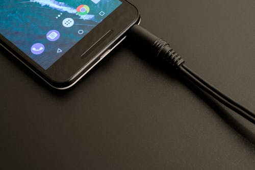 Kostenlos Eingeschaltetes Android Smartphone Mit Audio Buchse Stock-Foto