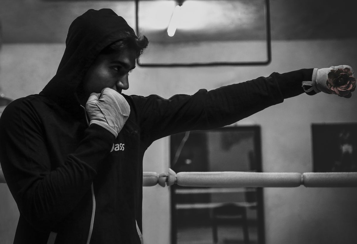 Estética deportiva y urbana con sudadera