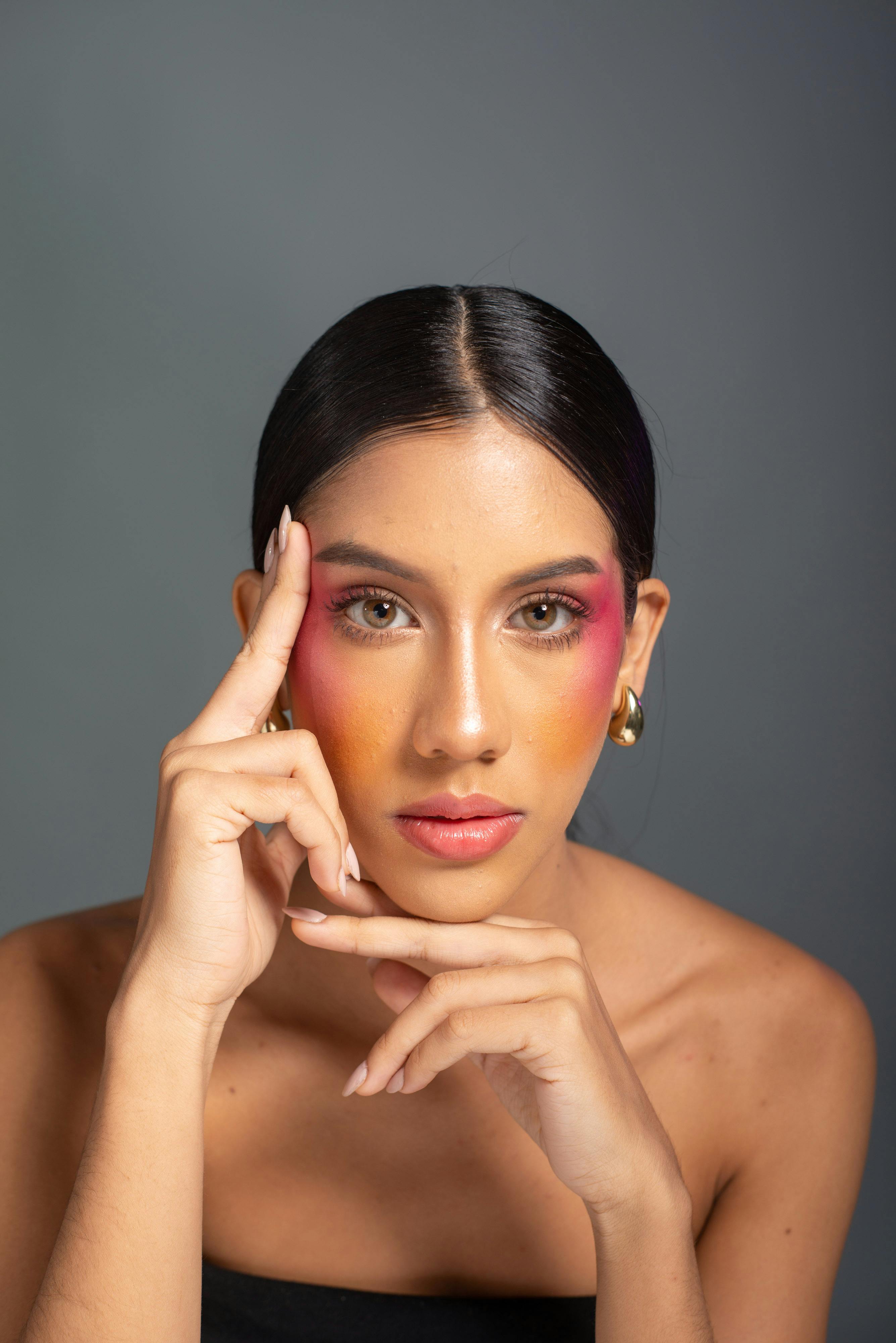 gratis Elegant portret van een vrouw met opvallende, kleurrijke make-up, die de moderne mode van Caracas laat zien. Stockfoto