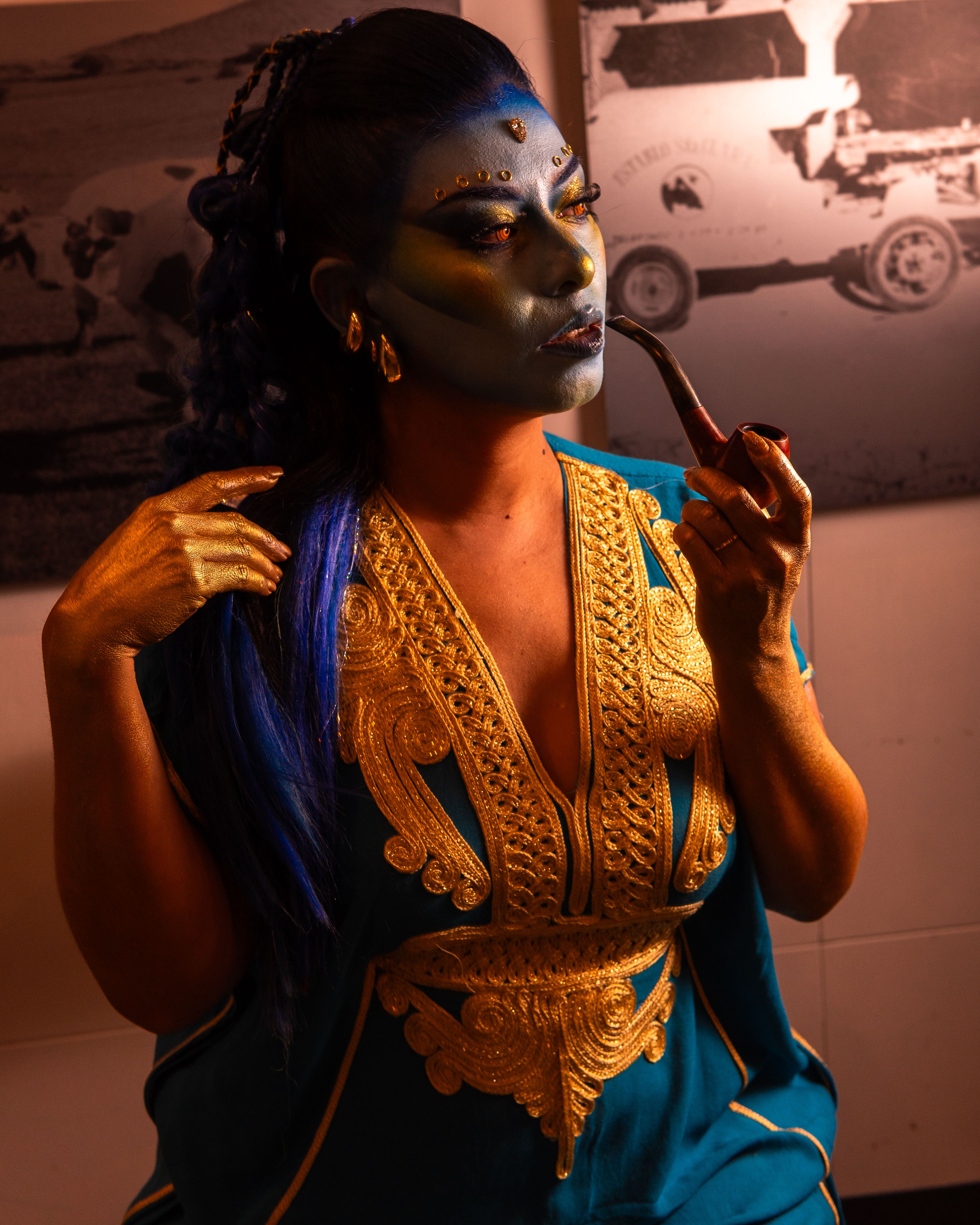 Préparation experte d'une chicha premium au Club Nijem Marrakech, spécialisé hookah