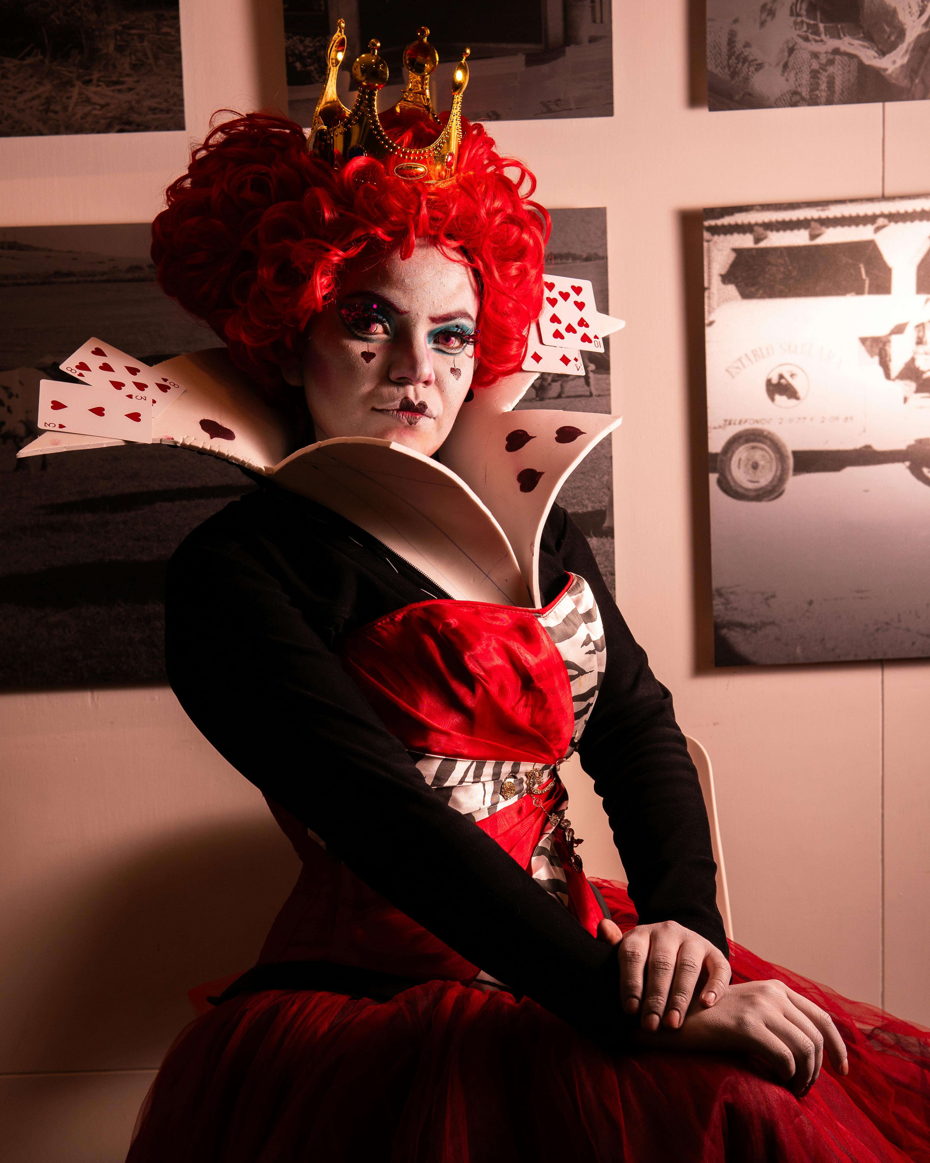 Zadarmo Farebný cosplay Queen of Hearts so zložitým make-upom a žiarivým kostýmom. Fotka z fotobanky