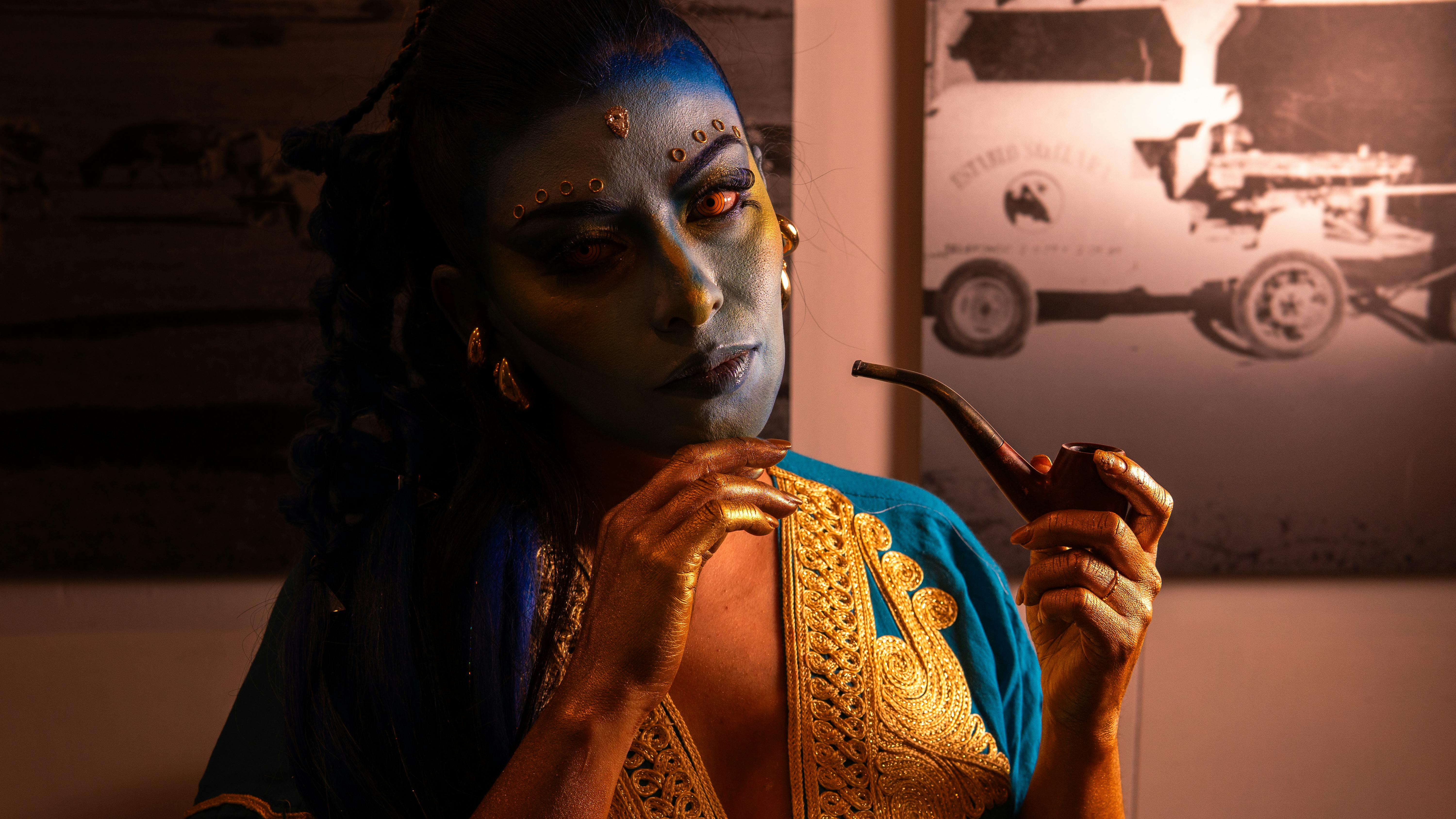 Gratis Et fengslende portrett av en person i fargerik kunstnerisk cosplay med intrikat sminke og kostyme. Arkivbilde