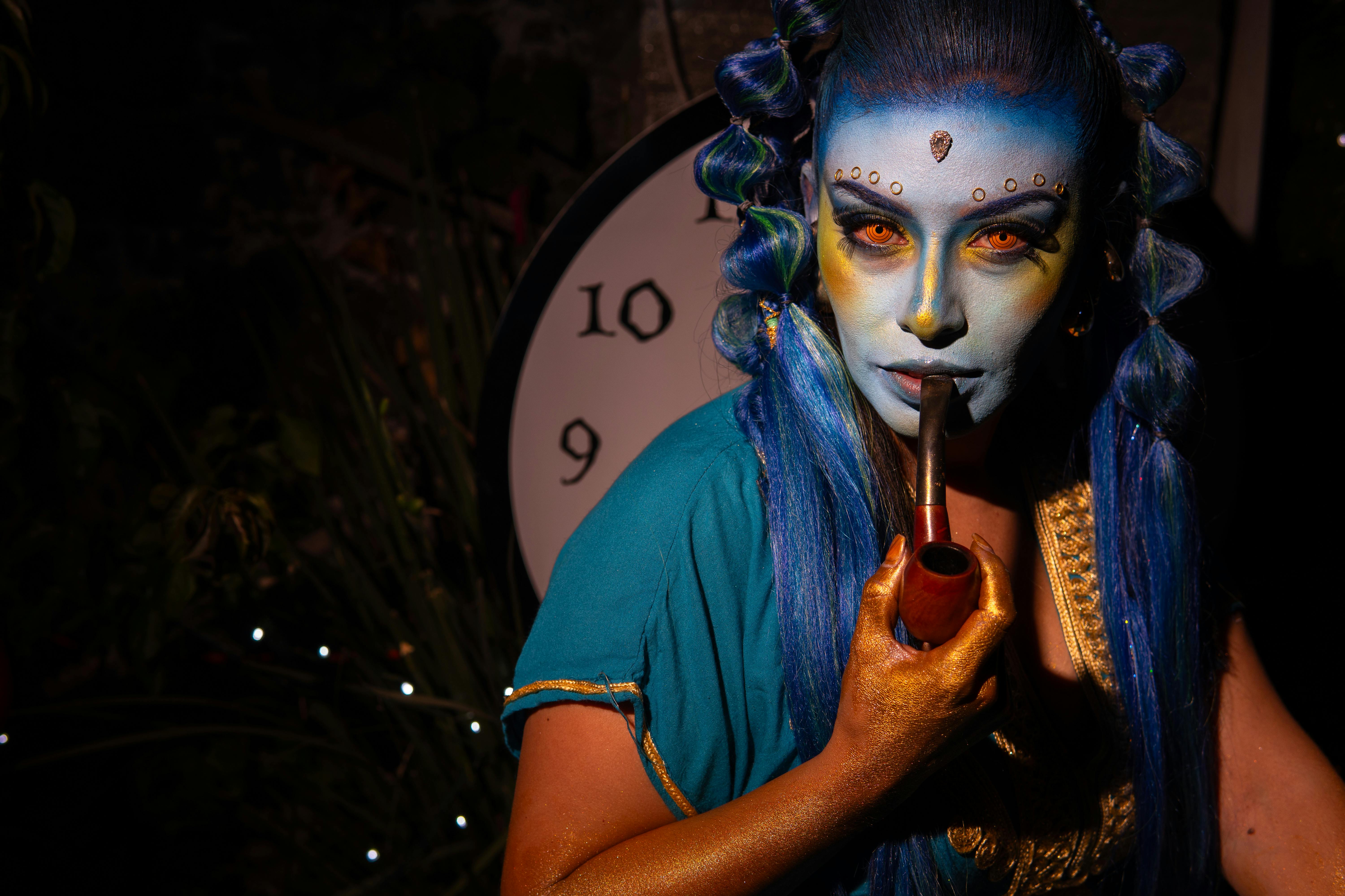 Gratuit Un cosplay captivant avec du maquillage bleu et un costume orné évoque un monde fantastique avec une ambiance mystique. Photos