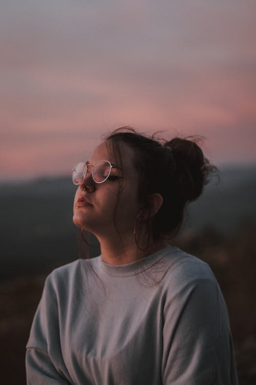 Základová fotografie zdarma na téma bezstarostný, brunetka, dioptrické brýle