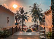 越南富国度假村棕榈成荫的海滩上美丽的日落，营造出宁静的热带氛围