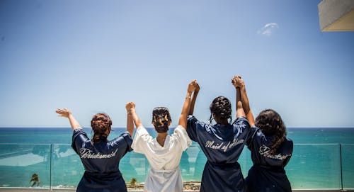 Gratuit Quatre Femmes Se Tenant La Main Face à Un Plan D'eau Photos