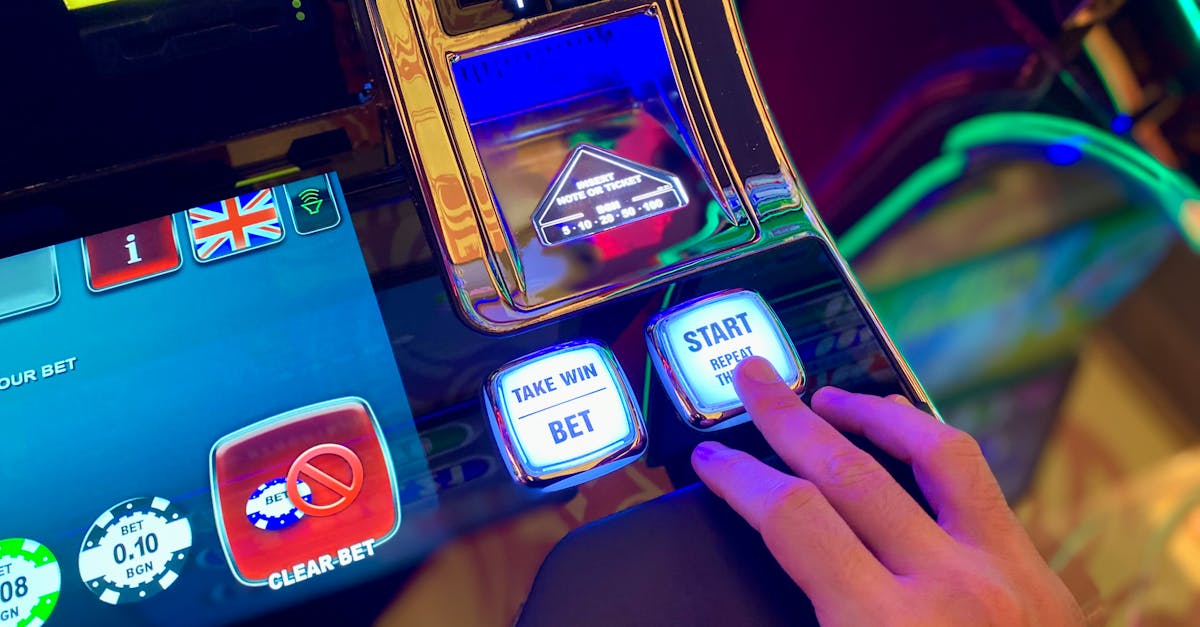 Main interagissant avec des boutons sur une interface de machine à sous de casino colorée.