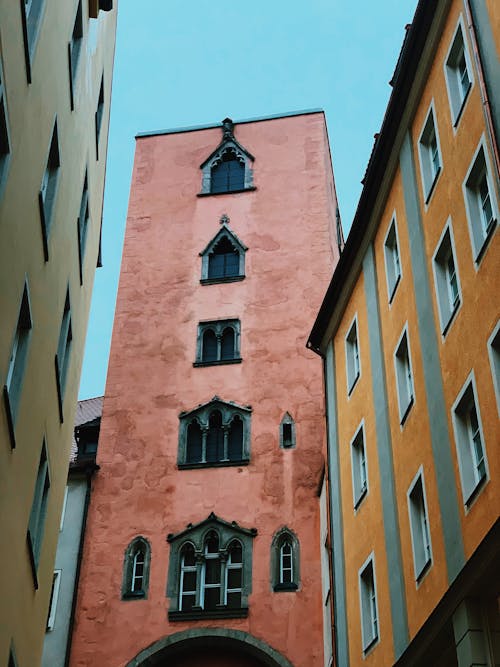 Foto De Baixo ângulo De Edifício De Concreto