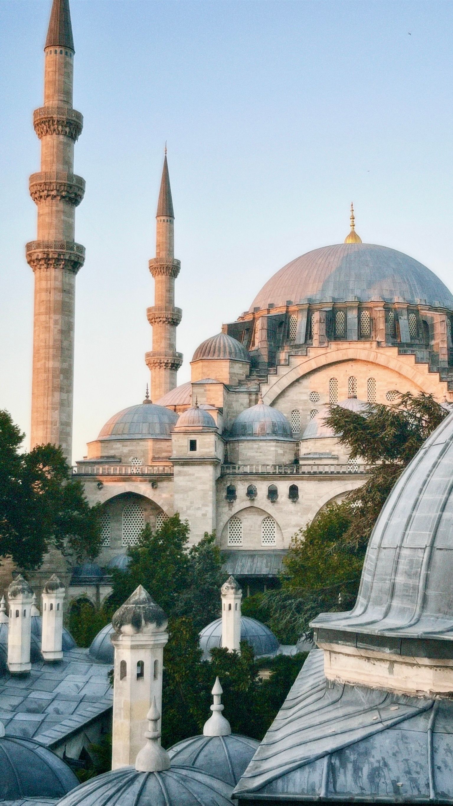 Süleymaniye Camii'nin İstanbul'da gün doğumundaki görkemli görünümü