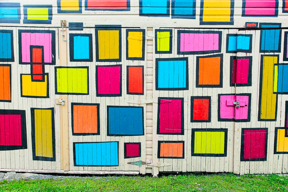 Example of a painted outdoor wall with geometric patterns - Decorative outdoor walls