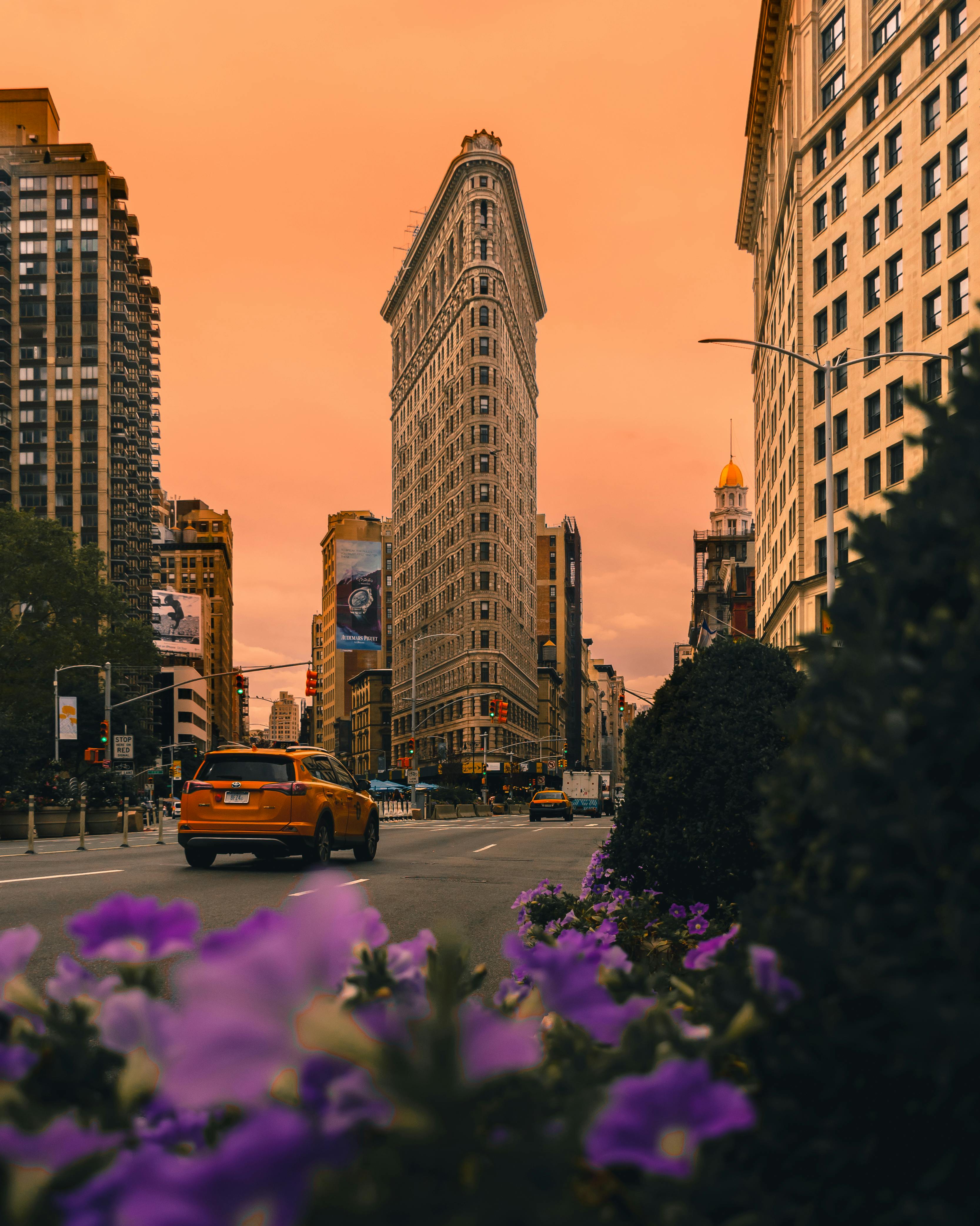 标志性的熨斗大厦映衬在充满活力的城市景观和日落天空之中