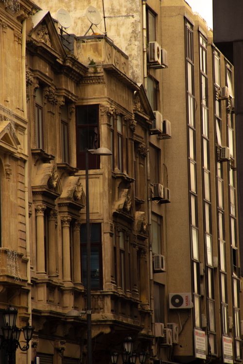 Free Elegant juxtaposition of historic and modern European buildings on a city street. Stock Photo