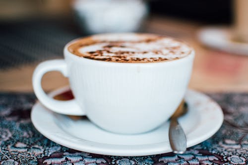 Tasse En Céramique Blanche Sur Soucoupe