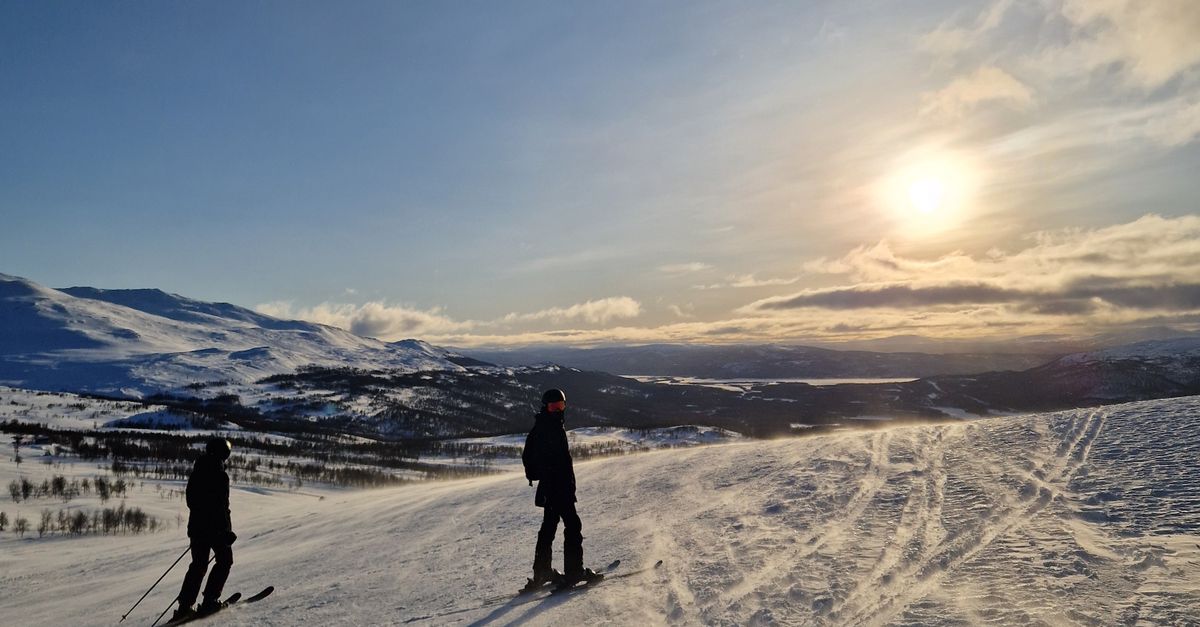 Hemavan Skiers Enjoying Sunset on Hemavan Slopes · Free Stock Photo