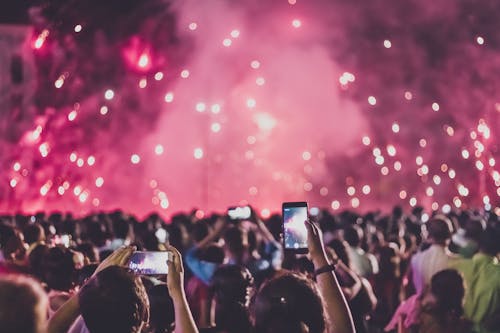 Personnes Prenant Une Photo Des Feux D'artifice