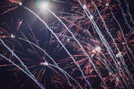 烟花表演用鲜艳的色彩照亮了夜空，令人惊叹