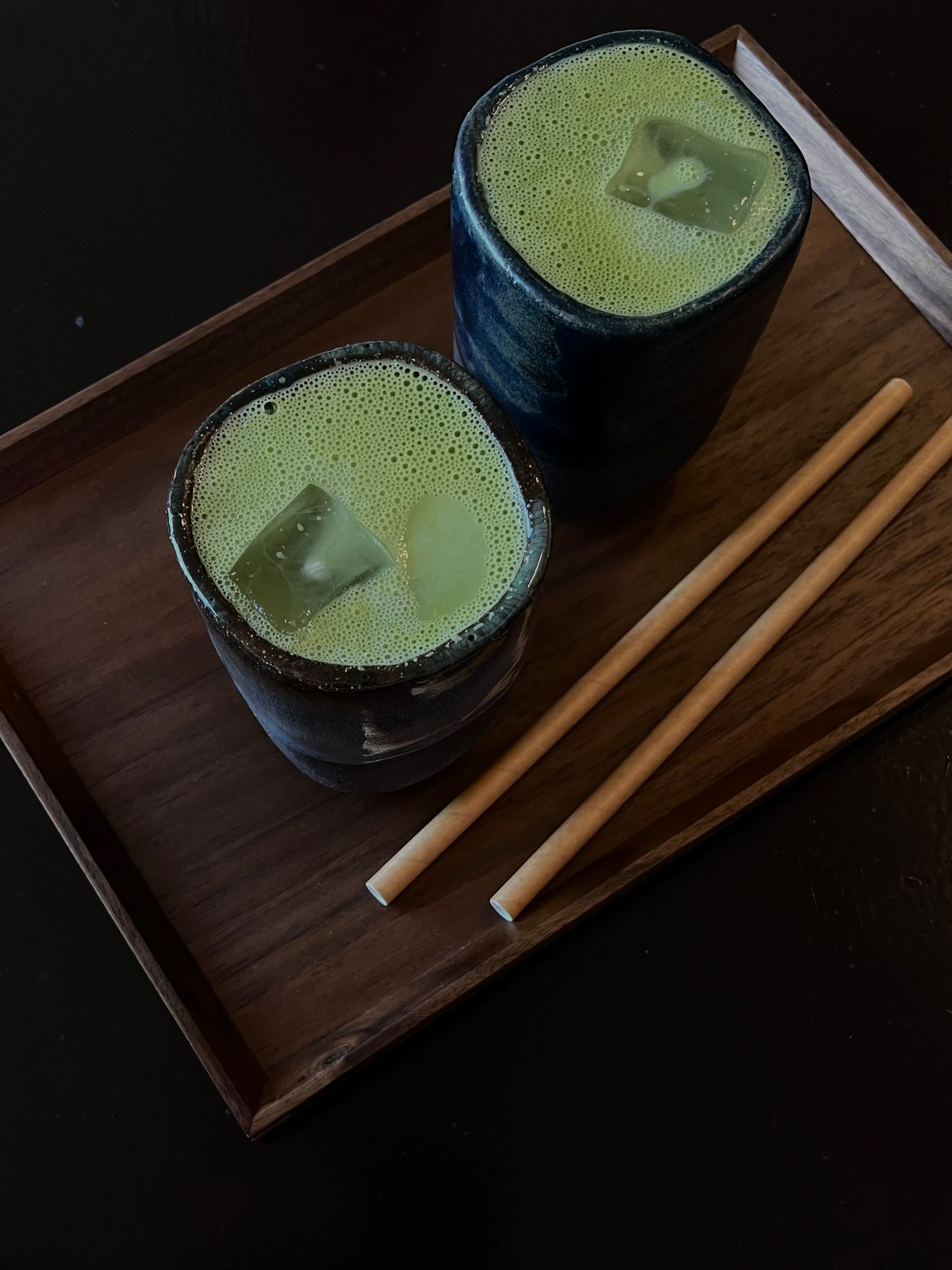 木の盆に並ぶ冷たい抹茶