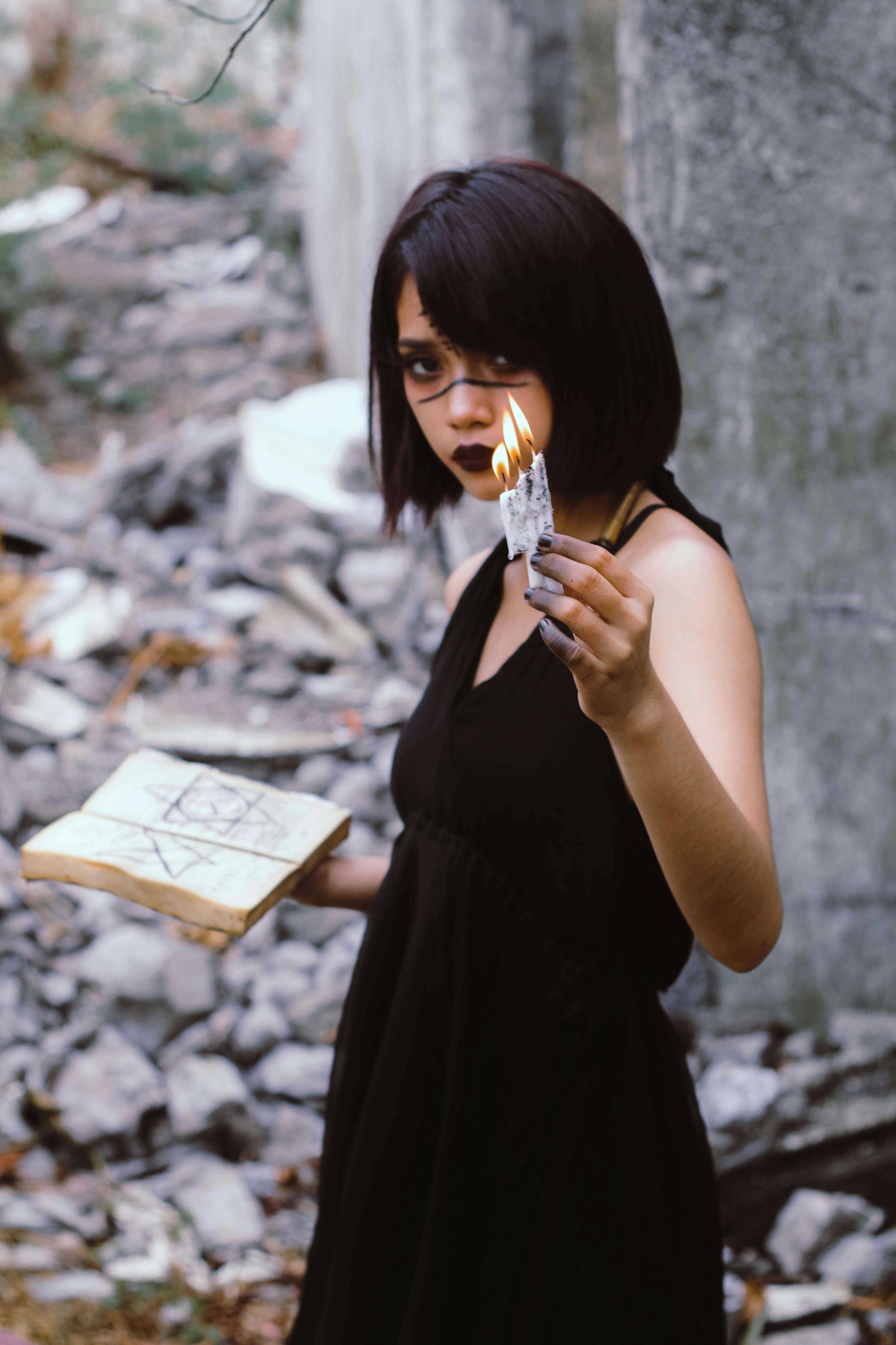 Kostenlos Frau Trägt Schwarzes ärmelloses Kleid, Das Buch Hält Stock-Foto
