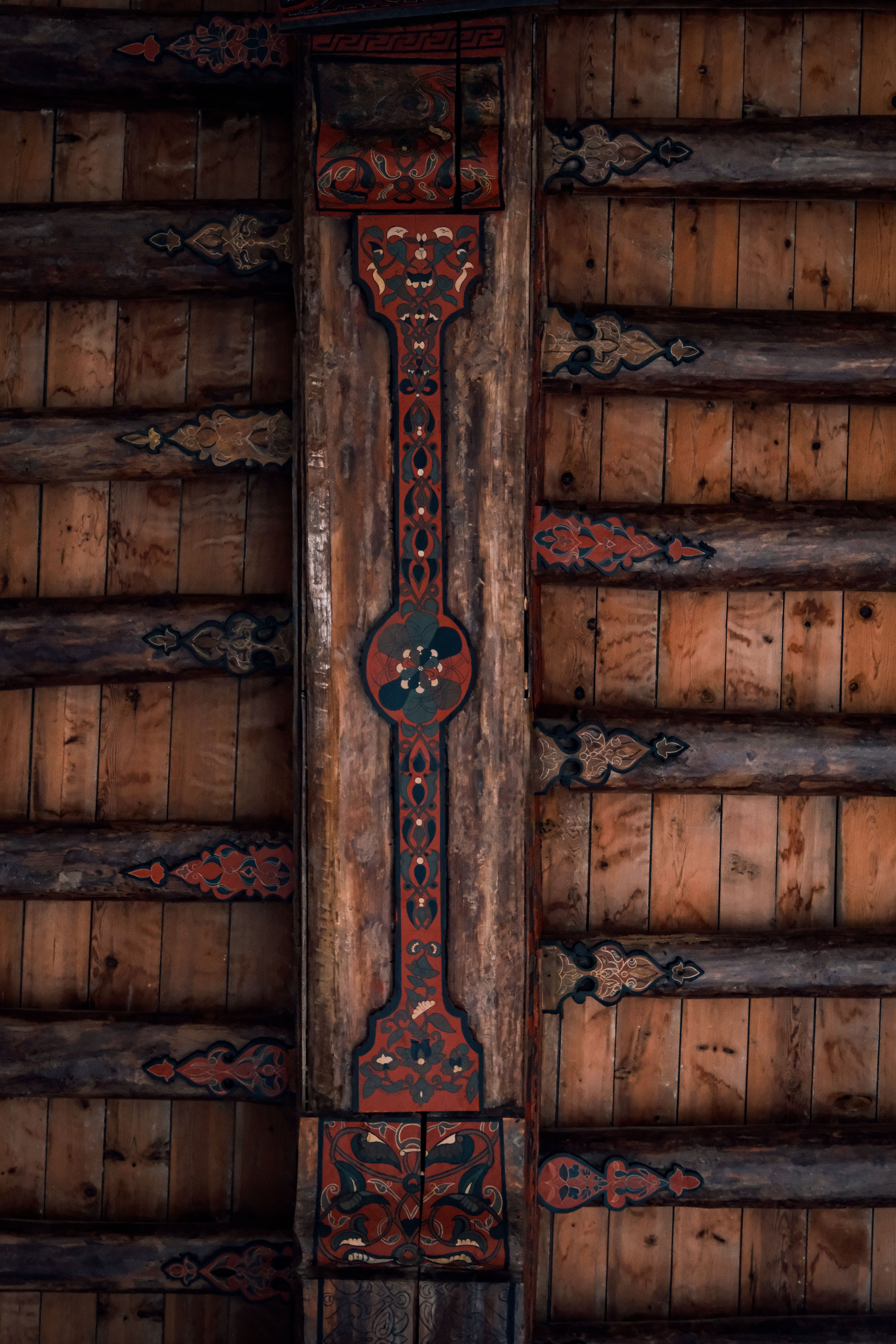 Gratuit Vedere detaliată a unui tavan tradițional din lemn cu sculpturi ornamentate. Fotografie de stoc