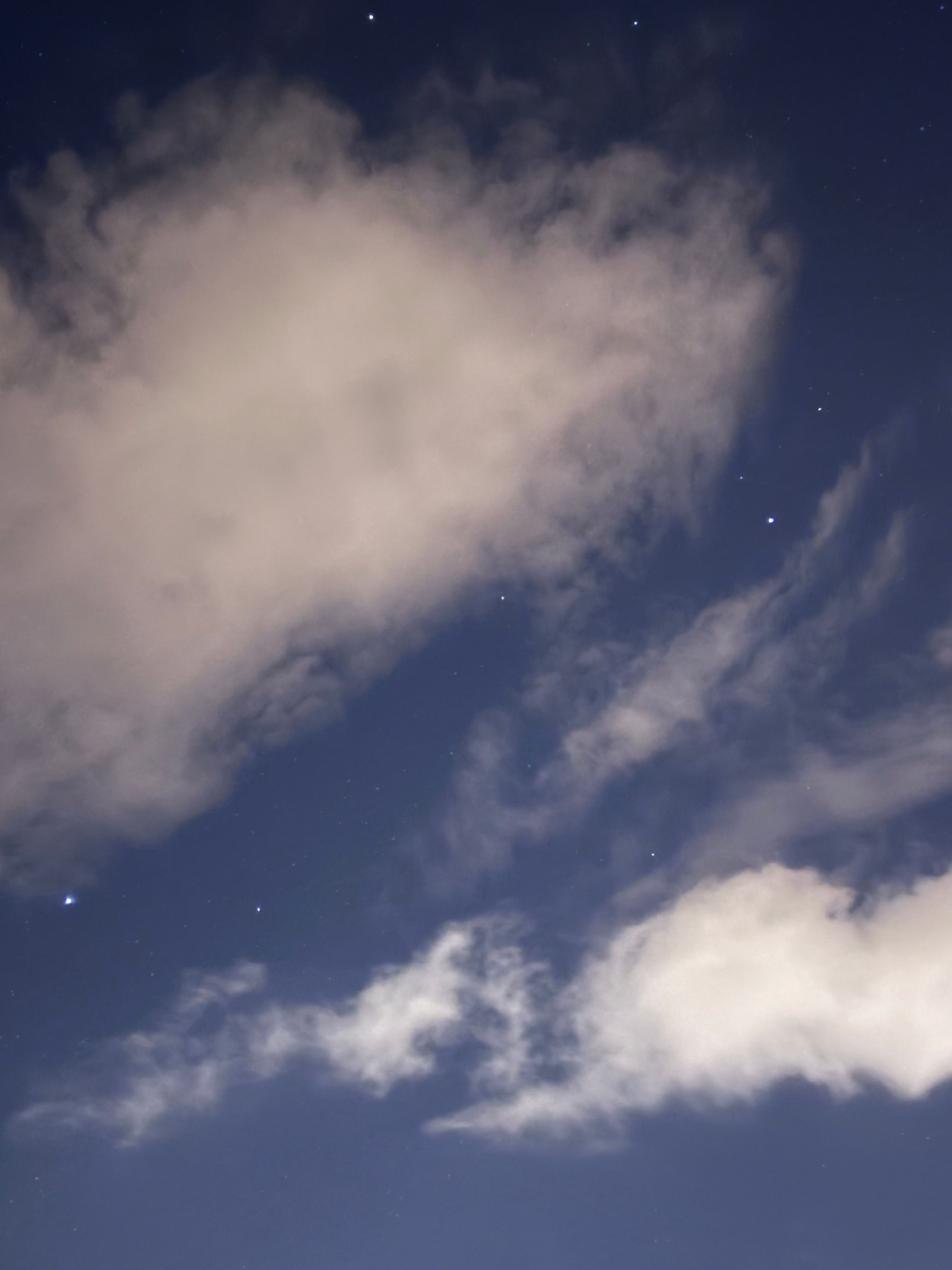 Langit Malam Berbintang Dengan Awan Di İzmir · Foto Stok Gratis