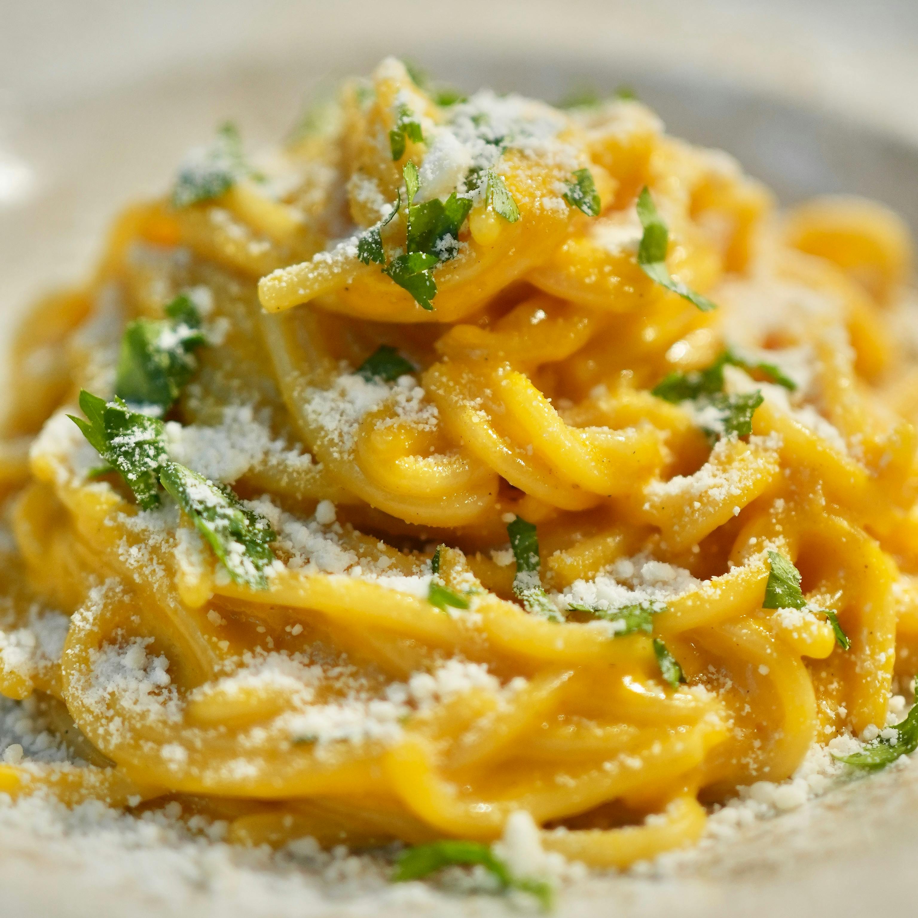 Creamy spaghetti with parmesan and parsley.