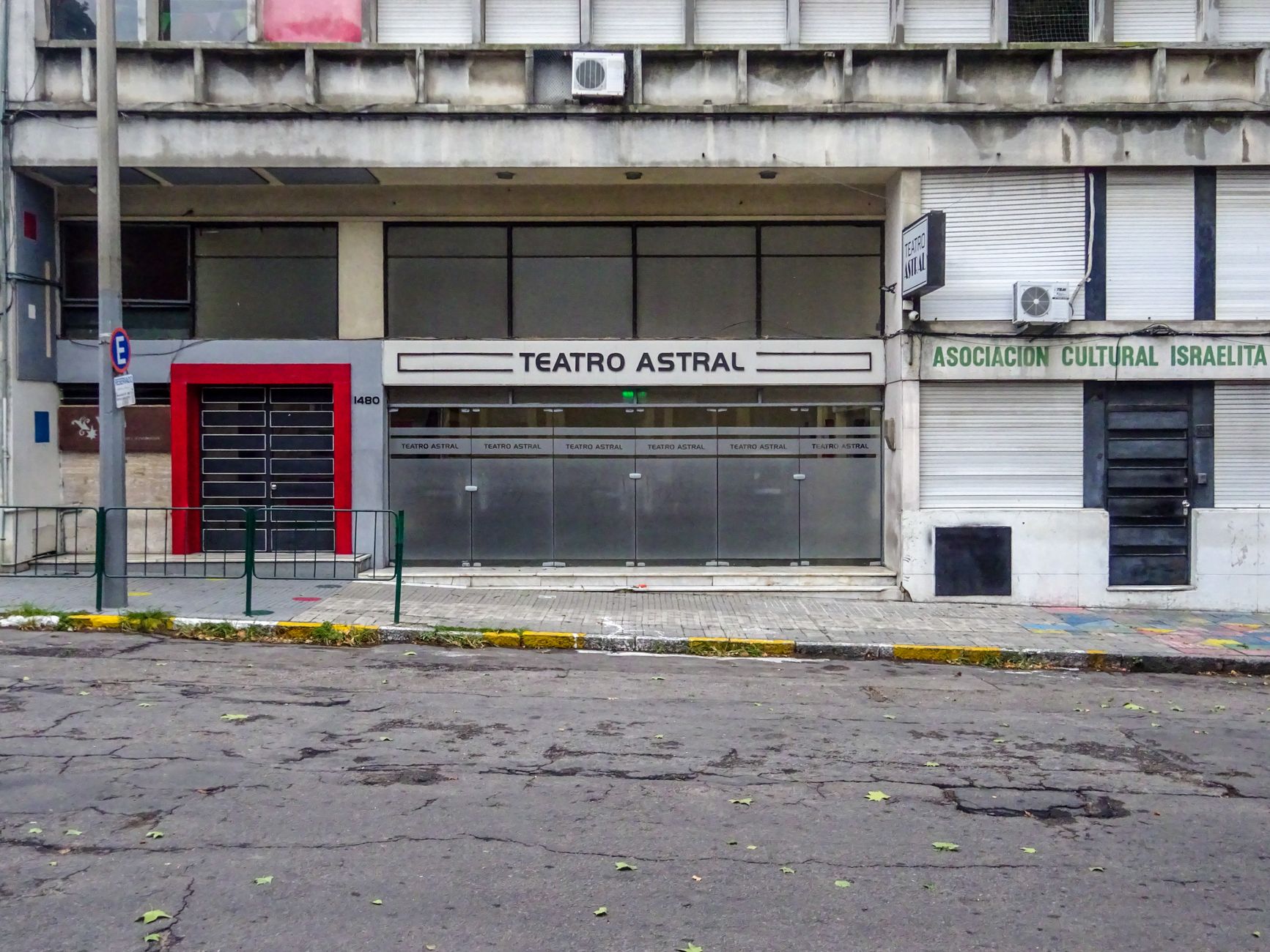 Front view of Teatro Astral in Montevideo, Uruguay, featuring urban architectural design.