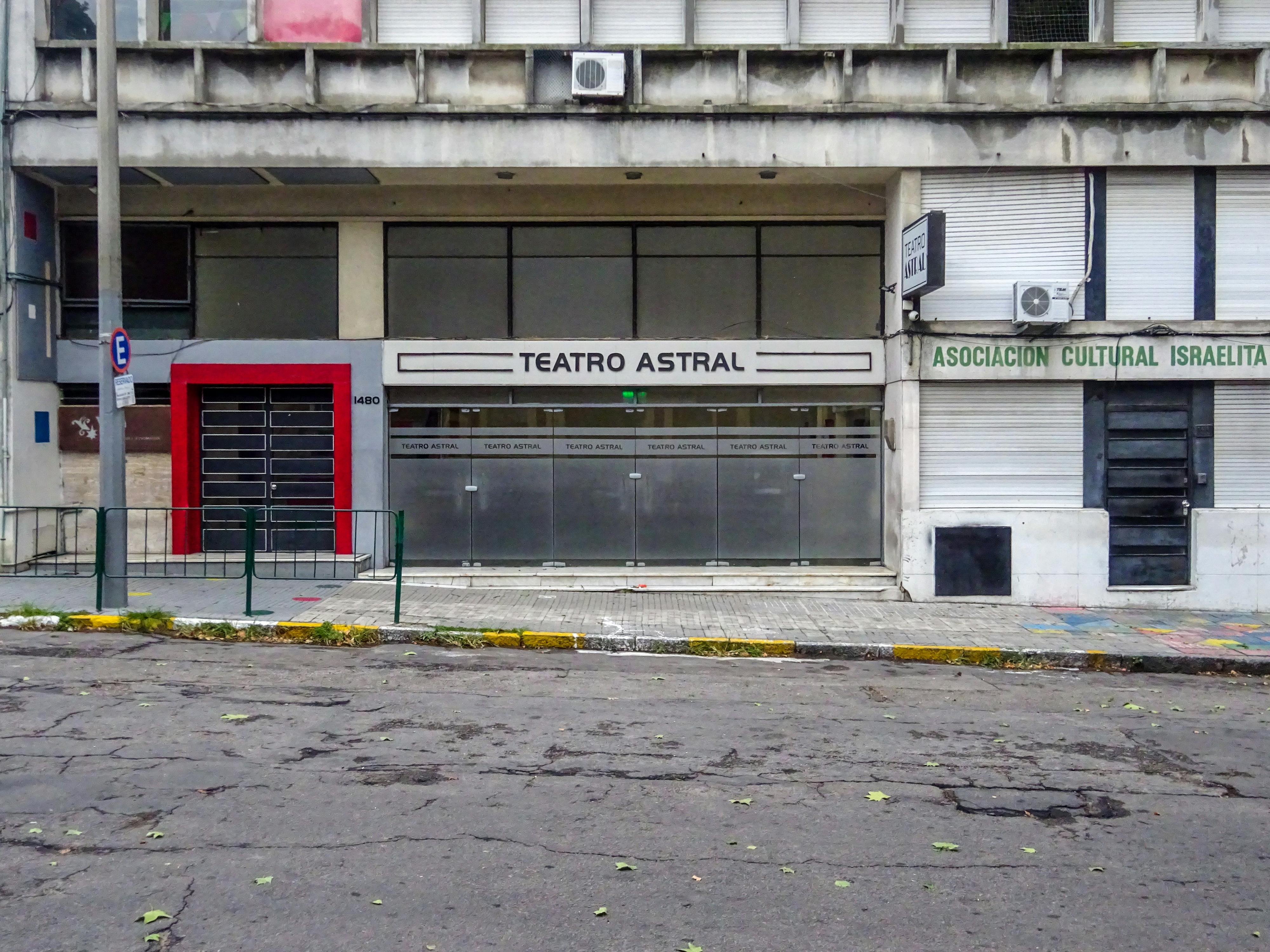 gratis Vooraanzicht van Teatro Astral in Montevideo, Uruguay, met stedelijk architectonisch ontwerp. Stockfoto
