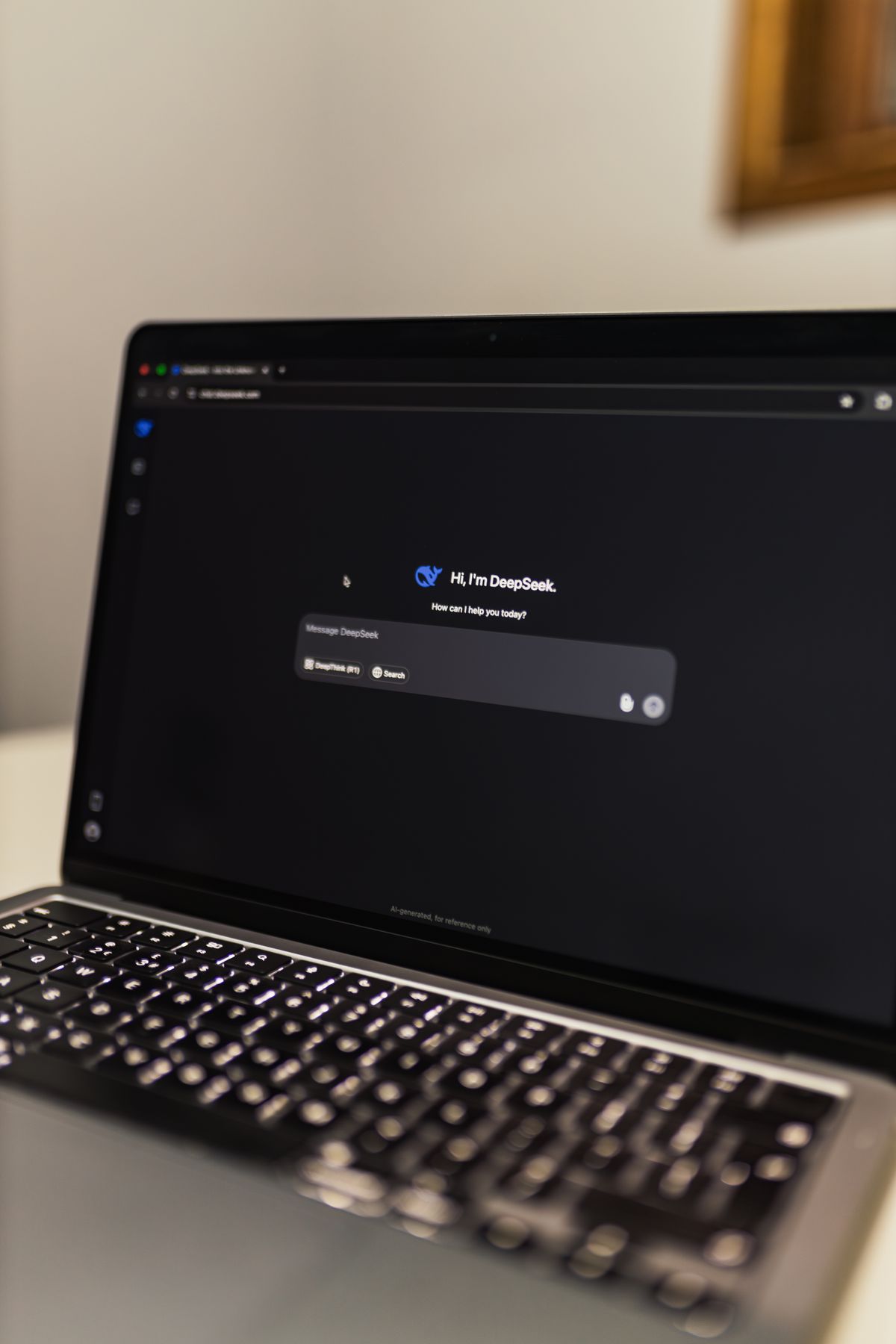 Interfață de chat AI deschisă pe ecranul unui laptop, într-o cameră slab iluminată