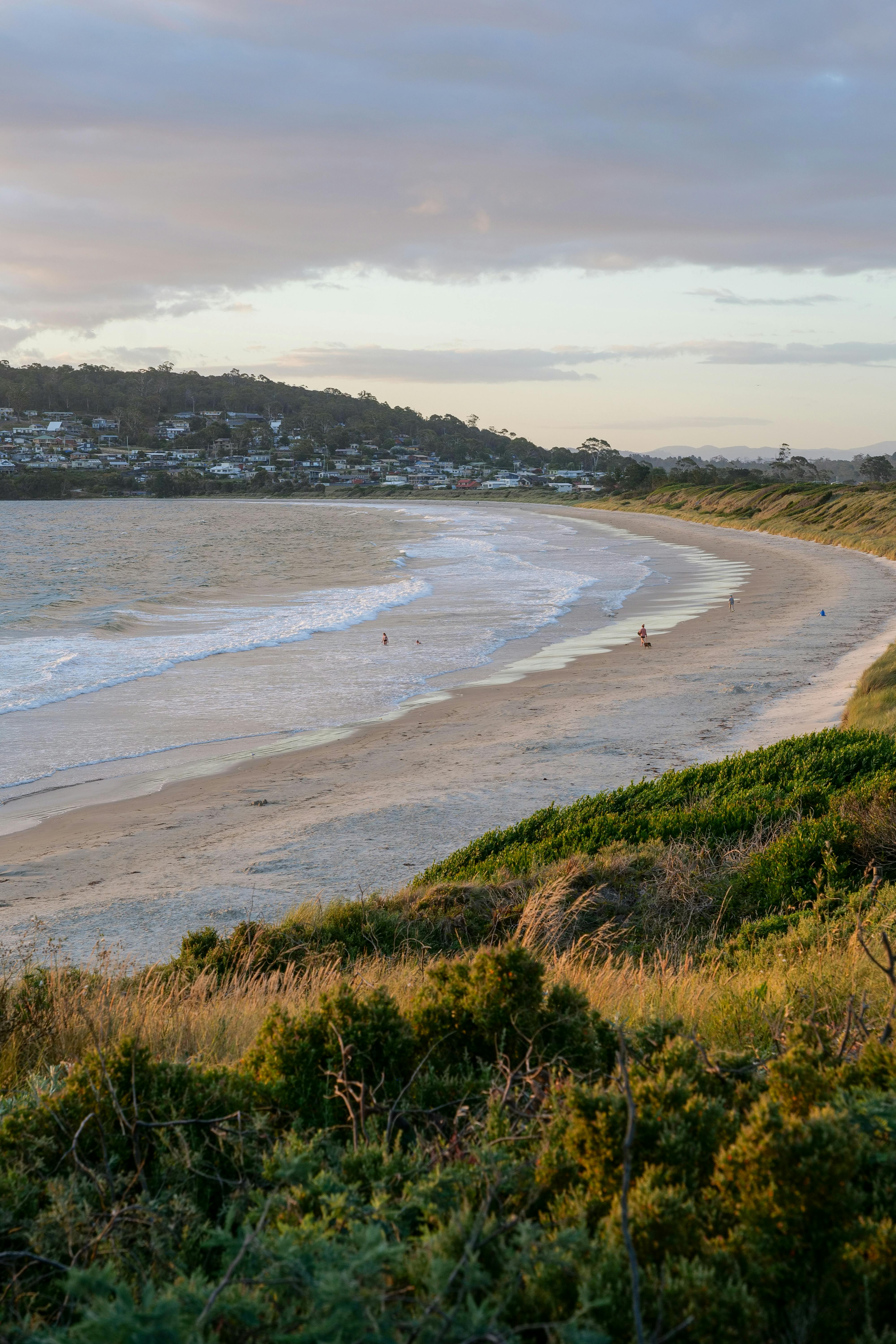 在塔斯马尼亚，宁静的海滩与美丽的日落景色相得益彰