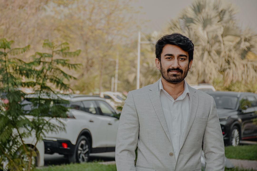 تكلفة اعلانات جوجل في السعودية - Saudi marketing team analyzing campaign performance and ROI on a large monitor