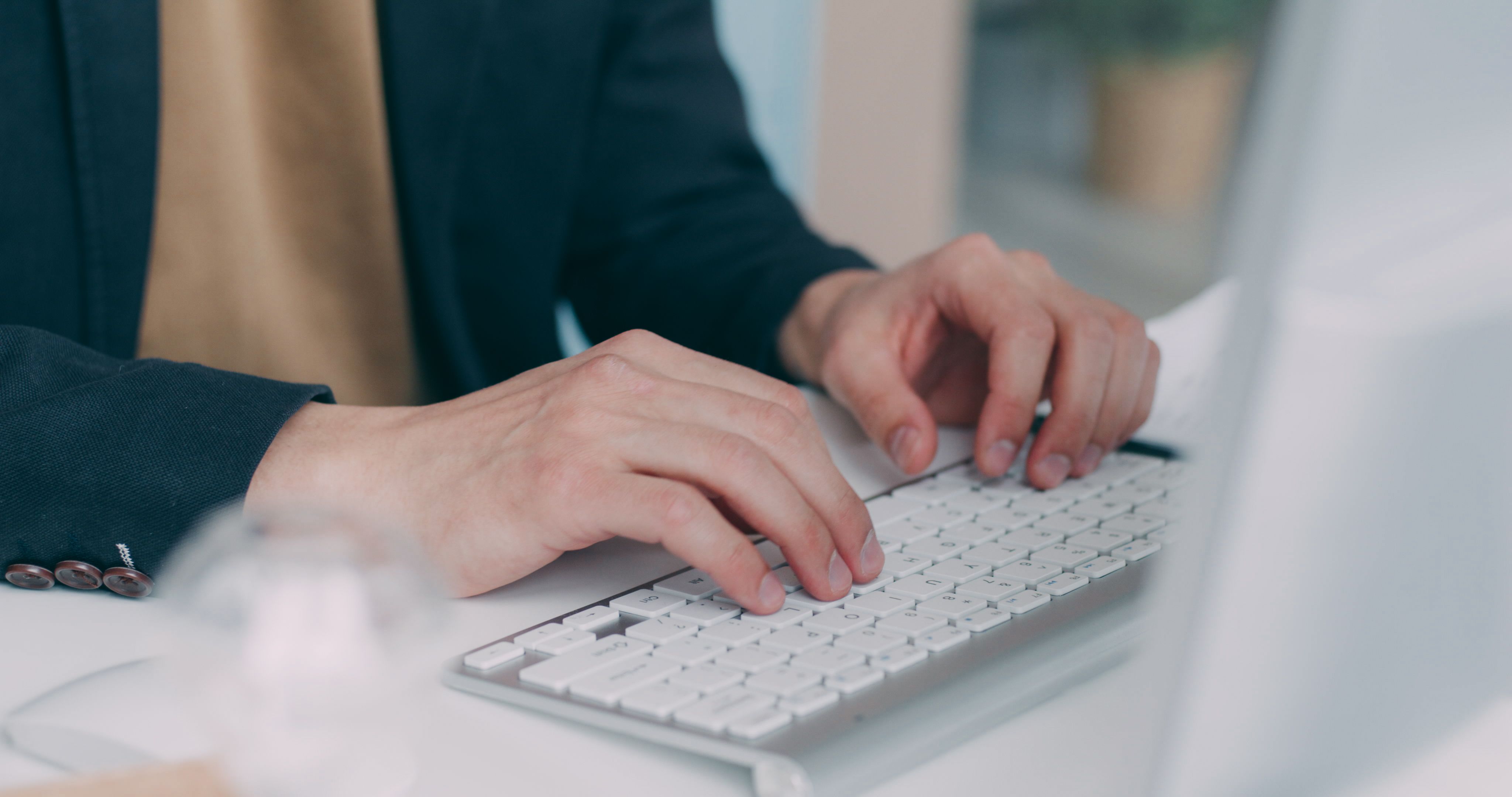 Mãos Digitando Com Teclado De Computador · Foto profissional gratuita