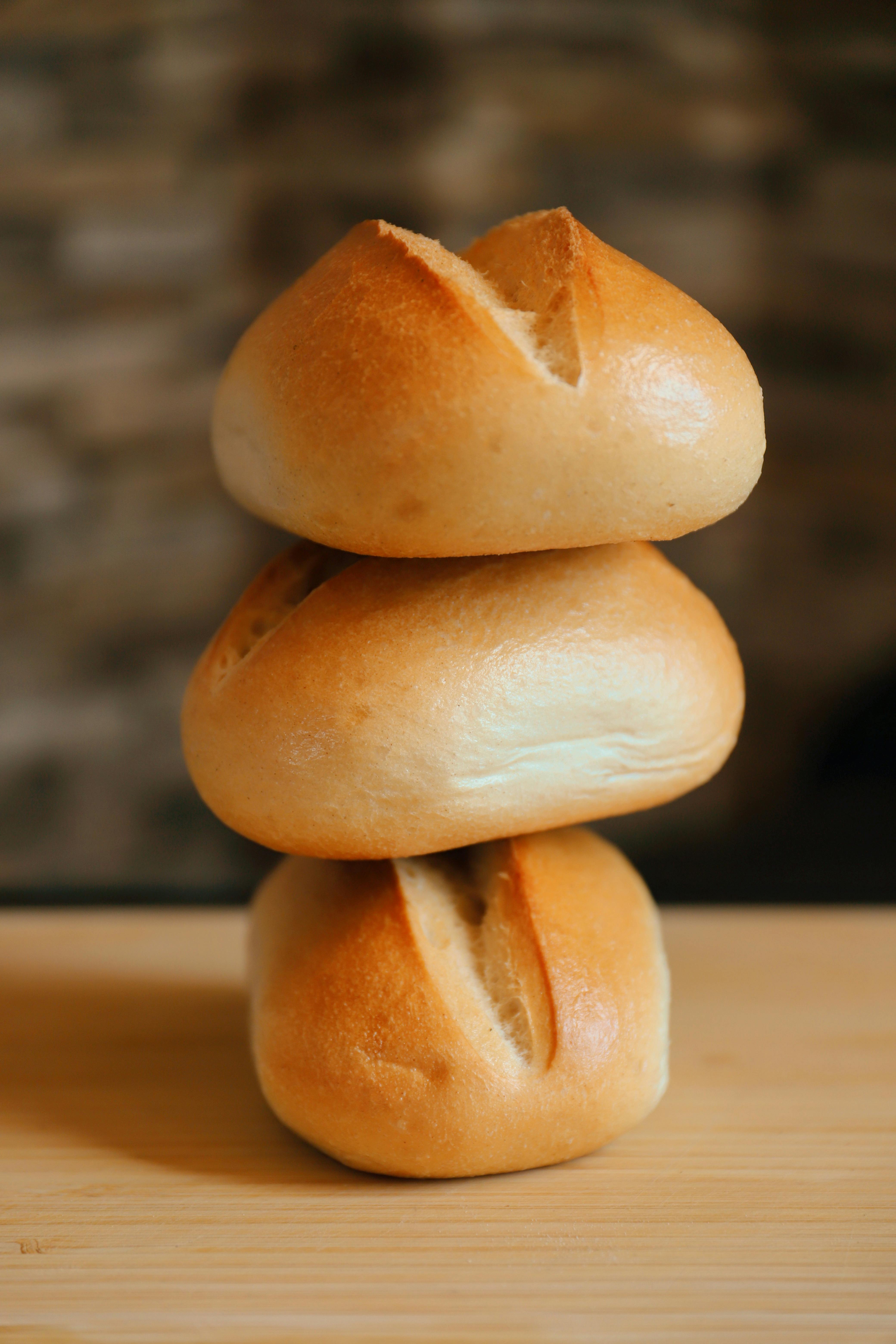 Tumpukan Roti Gulung Yang Baru Dipanggang Di Permukaan Kayu · Foto Stok ...