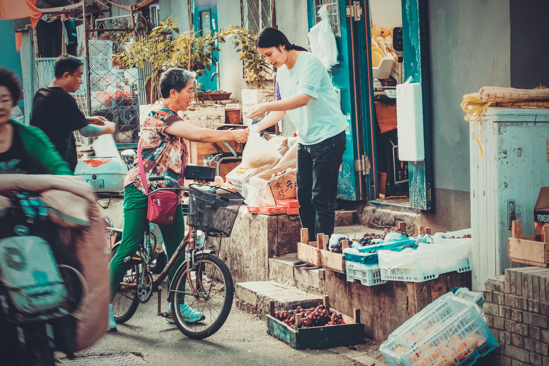 Cara Efektif Berkomunikasi dengan Warga Lokal Saat Traveling