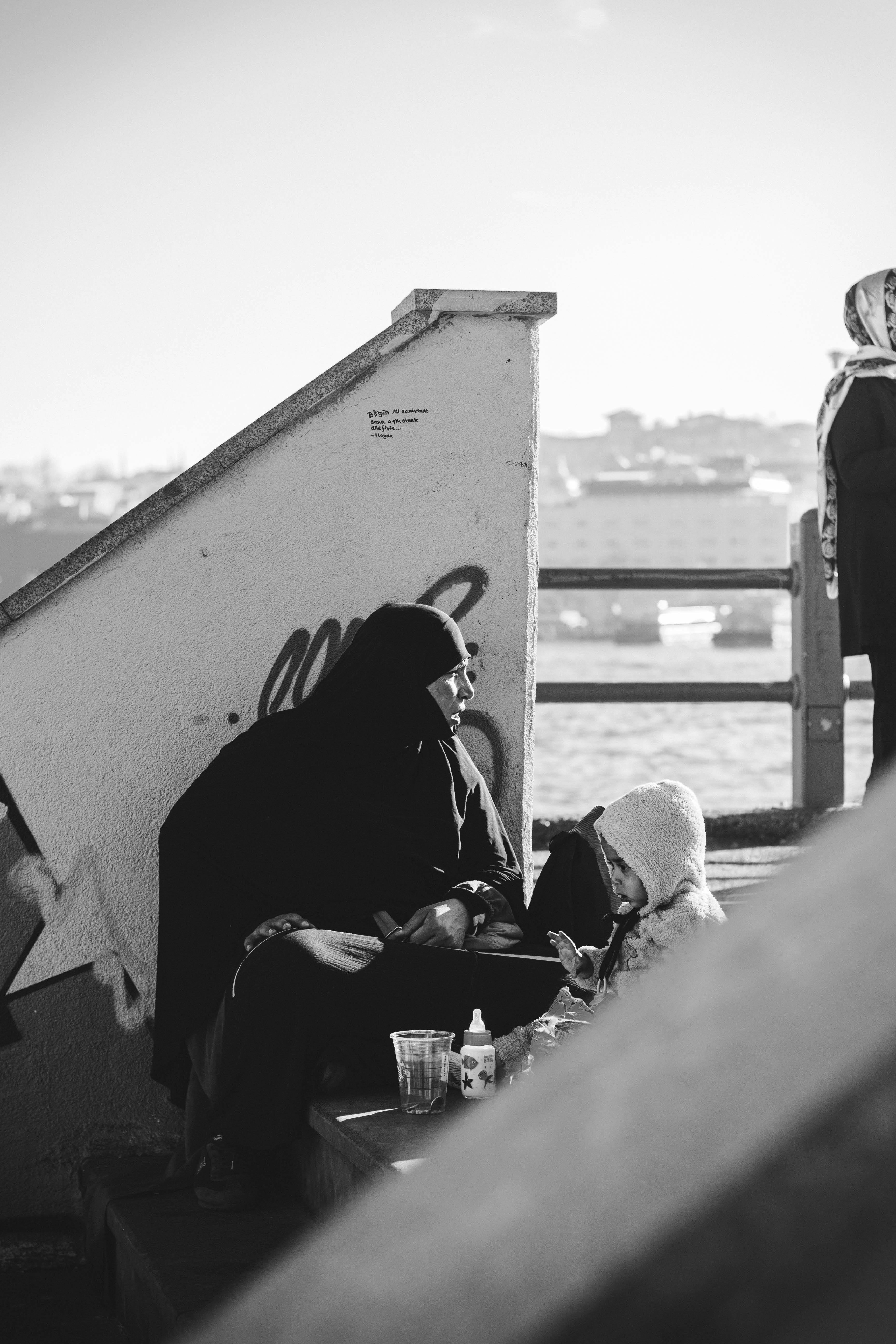 grátis Uma imagem espontânea em preto e branco de pessoas no Bósforo, em Istambul. Foto profissional