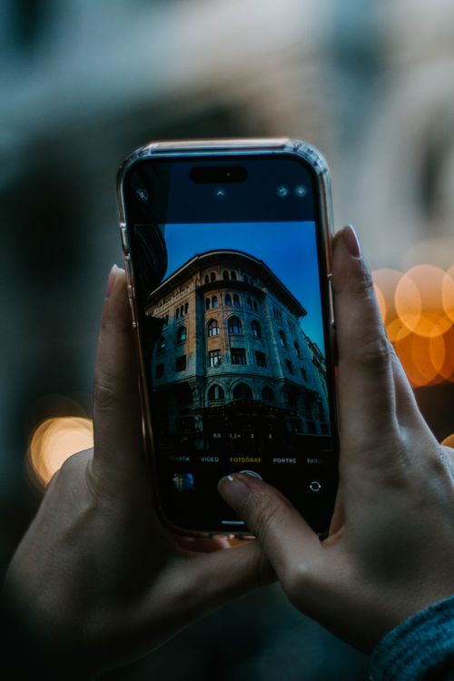 Free Hands holding a smartphone capturing a historic building in İstanbul, Türkiye. Stock Photo