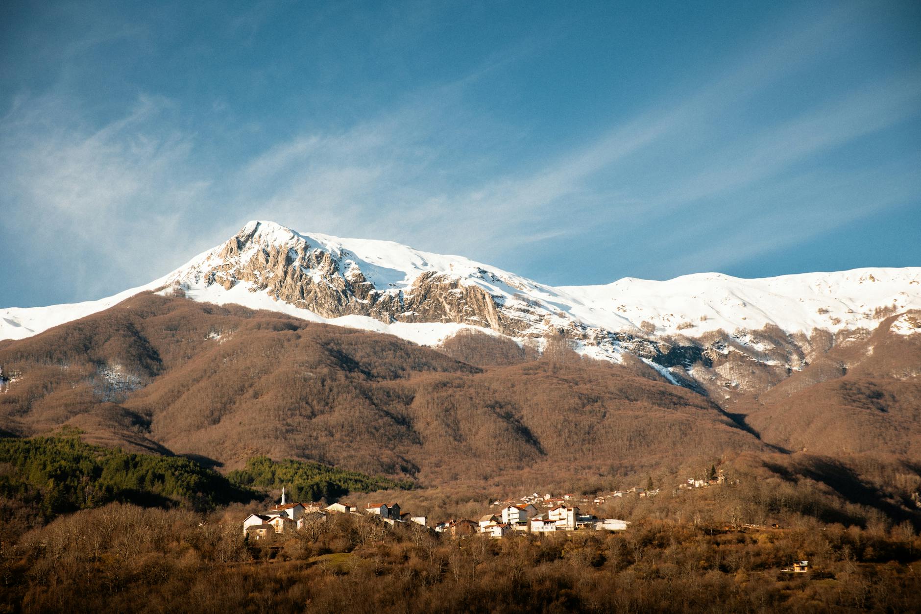 https://www.pexels.com/photo/picturesque-mountain-view-of-radostusha-village-30538659/