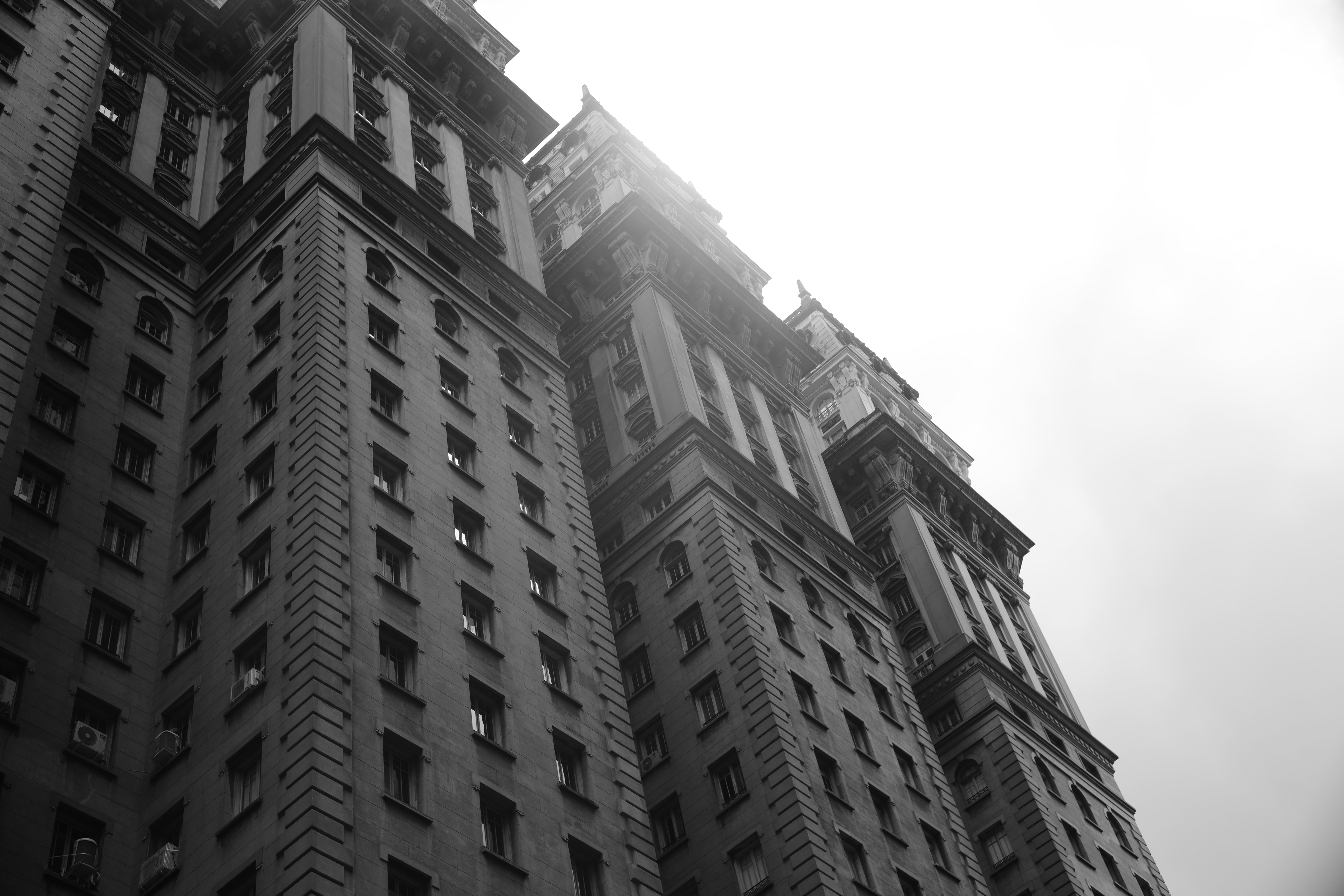 Majestuoso Rascacielos Urbano En Monocromo · Foto de stock gratuita