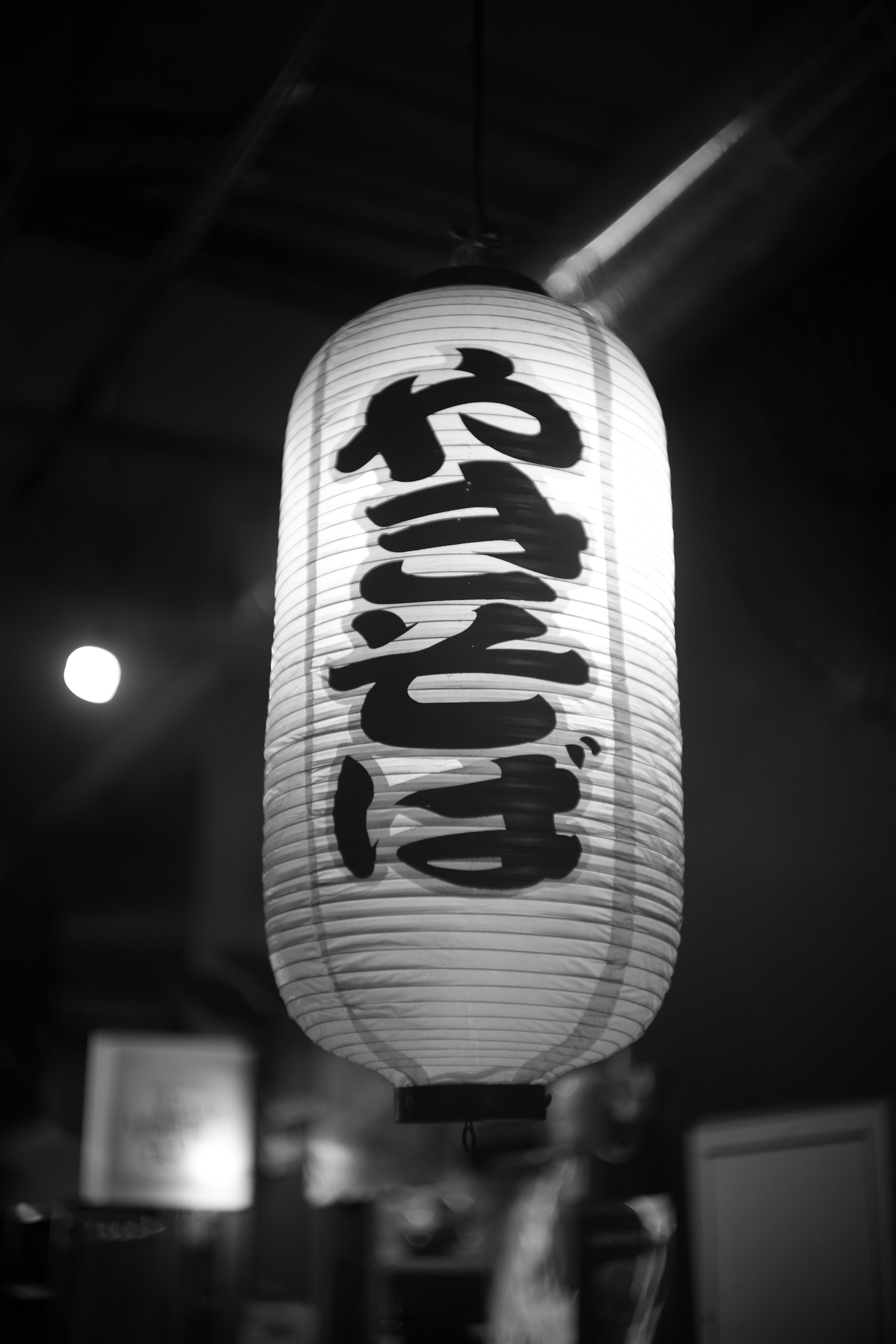 Gratis Imagen en blanco y negro de una linterna japonesa con escritura kanji. Foto de stock
