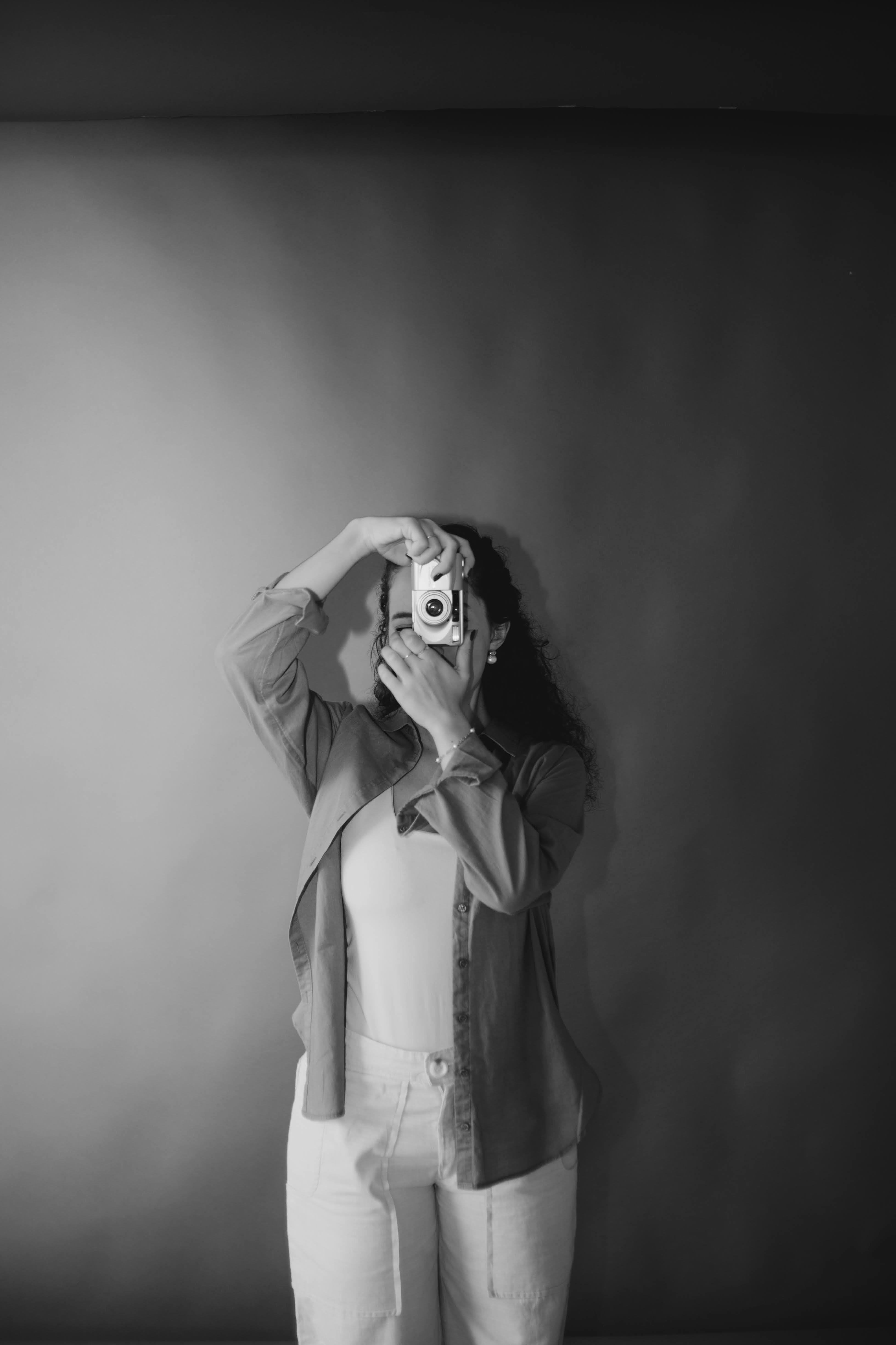 Gratuit Portretul artistic alb-negru al unei femei care fotografiază în interior. Fotografie de stoc
