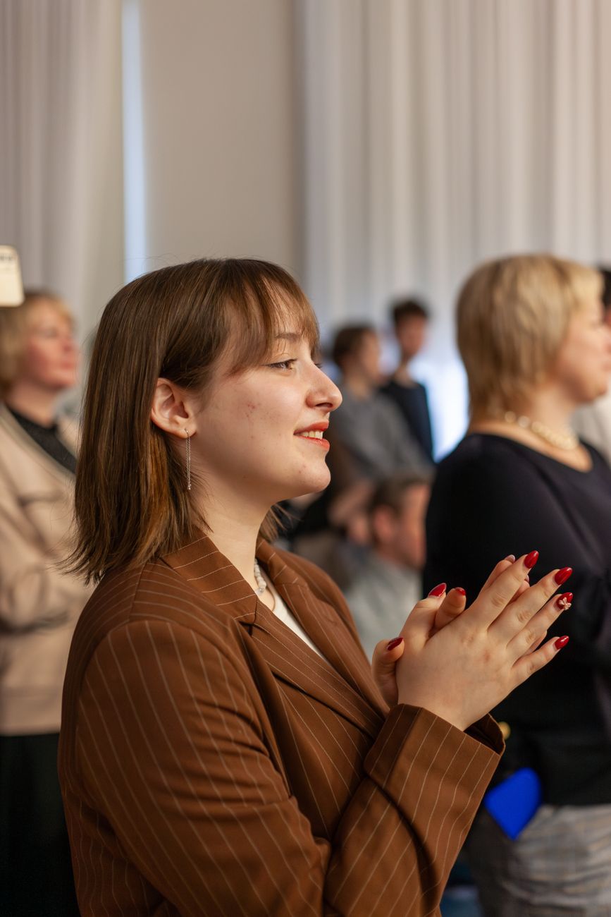 Pastor Edwin Lam în timpul unei întâlniri cu liderii baptisti din Suceava Pastor Edwin Lam în timpul unei întâlniri cu liderii baptisti din Suceava