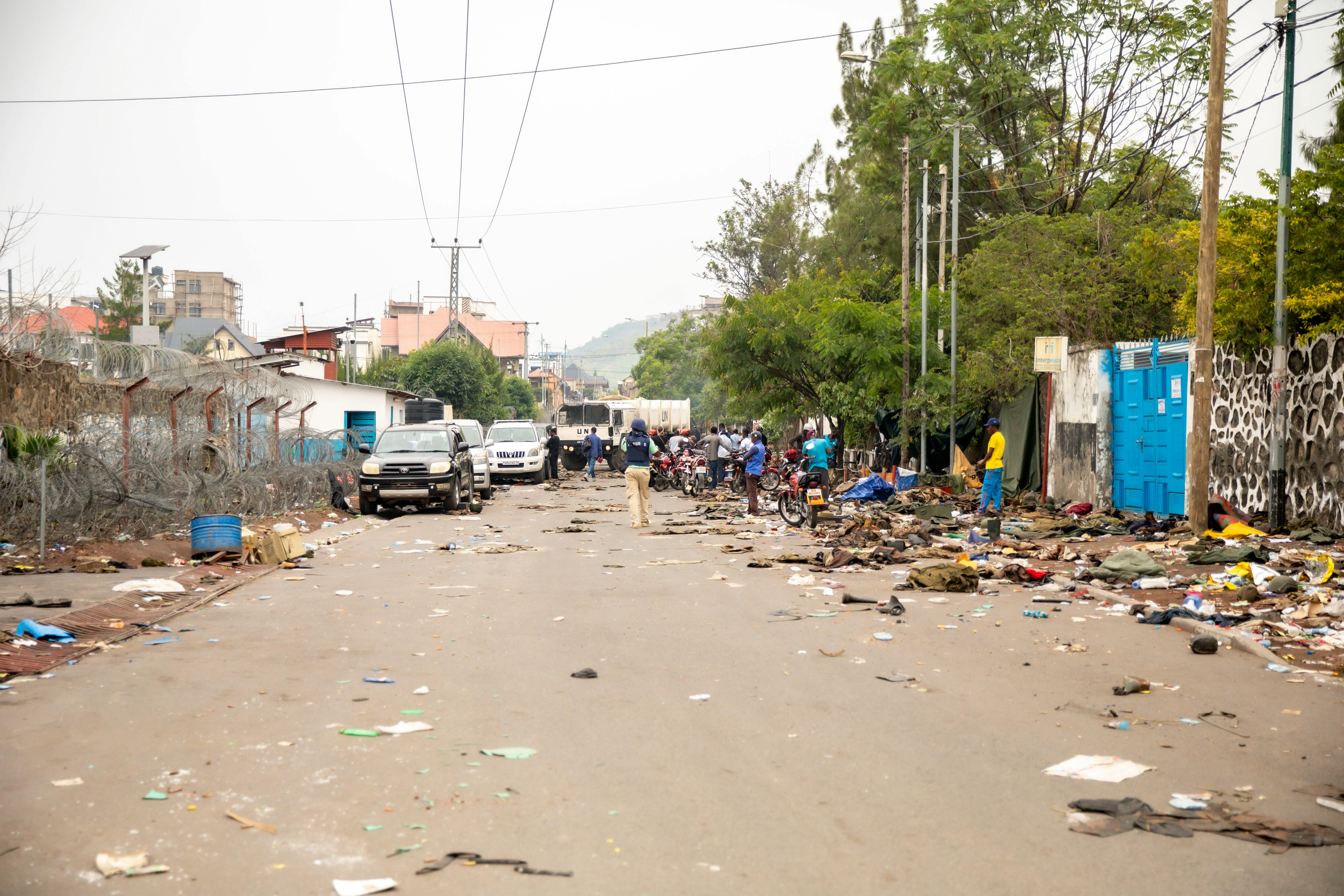 Free Busy urban road with litter and debris, showcasing city life and community challenges. Stock Photo