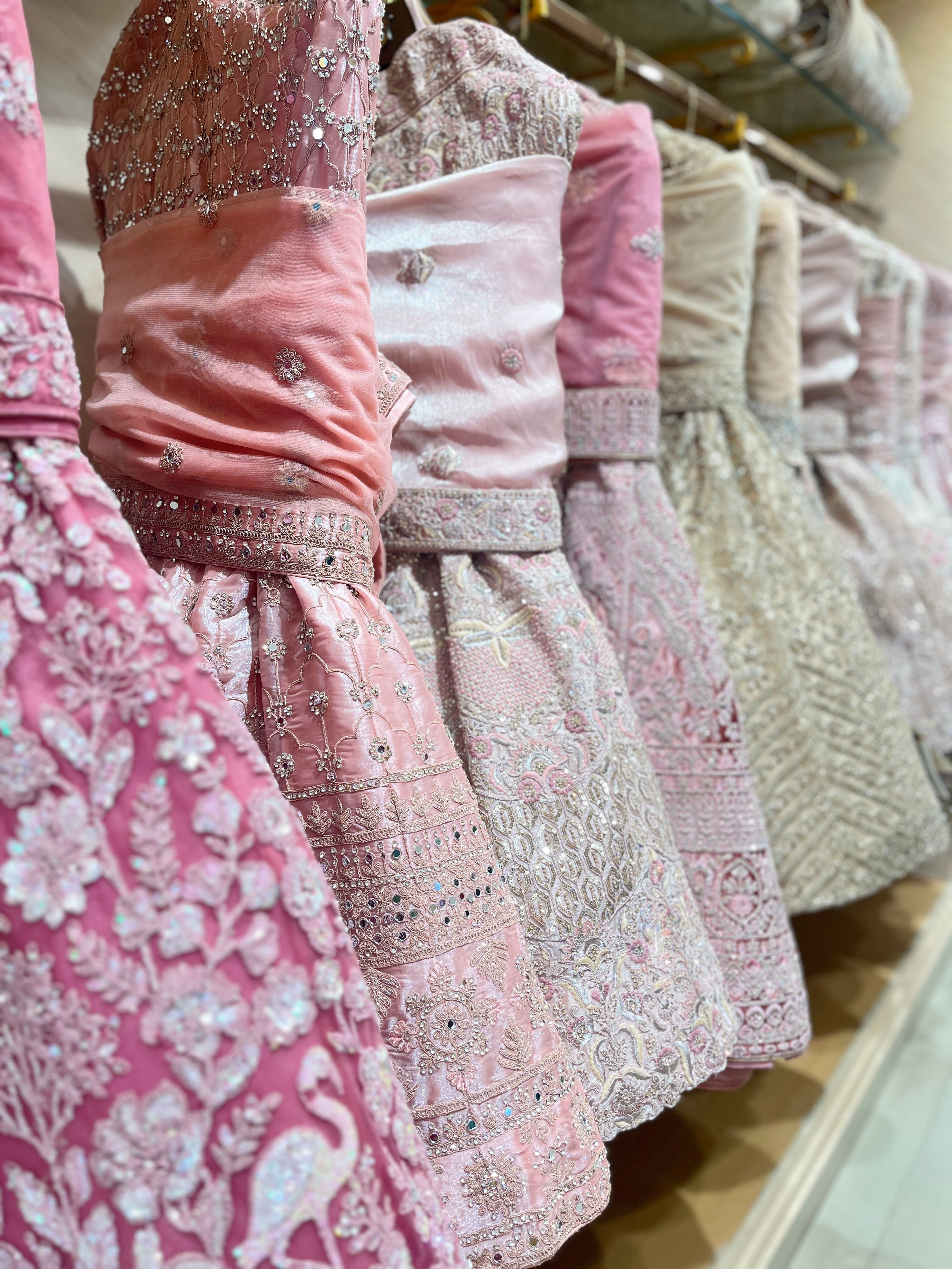 Robe Indienne (Salwaar Suit) - Portée Une Fois, Couleur Or, Occasion Très Bon état, Marque WORN