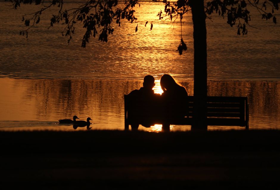 couple dining candlelight restaurant
