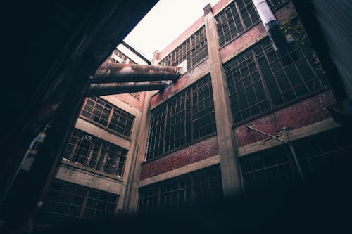 бесплатная Архитектурная фотография коричневого бетонного здания Стоковое фото
